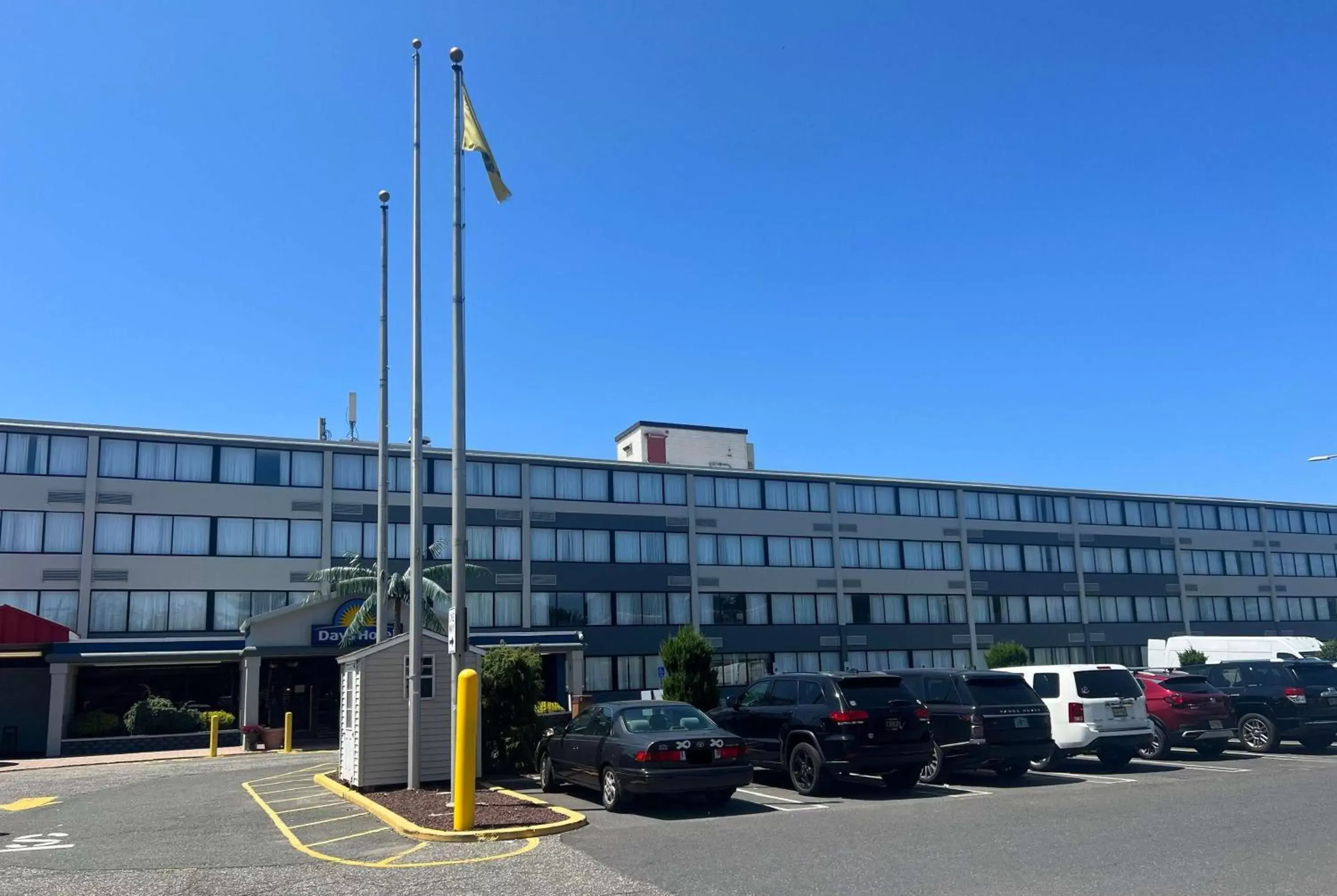 Property Building in Days Hotel by Wyndham East Brunswick Conference Center