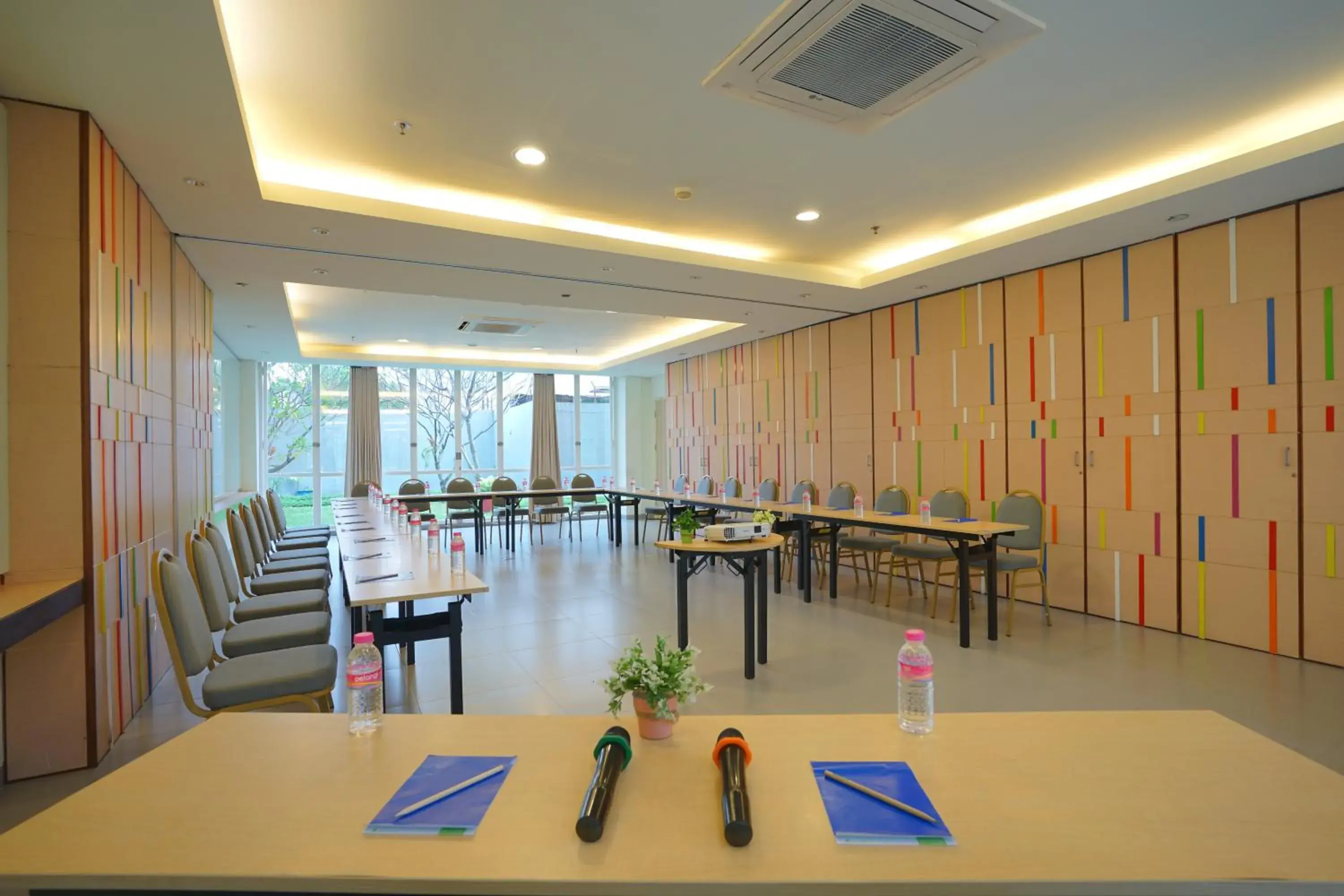 Meeting/conference room, Restaurant/Places to Eat in Pop! Hotel Sangaji Yogyakarta