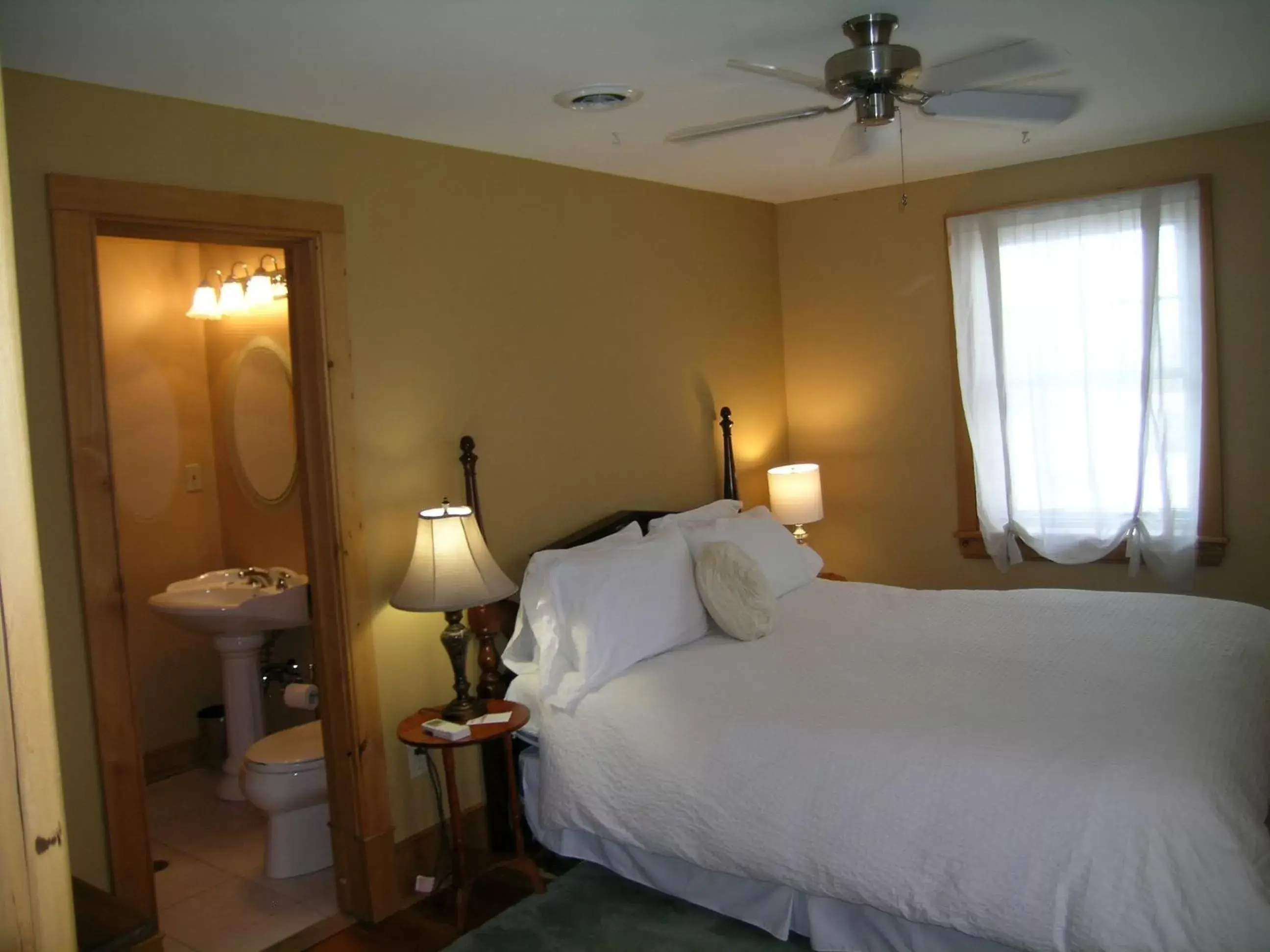 Photo of the whole room, Bed in Emilyville Inn