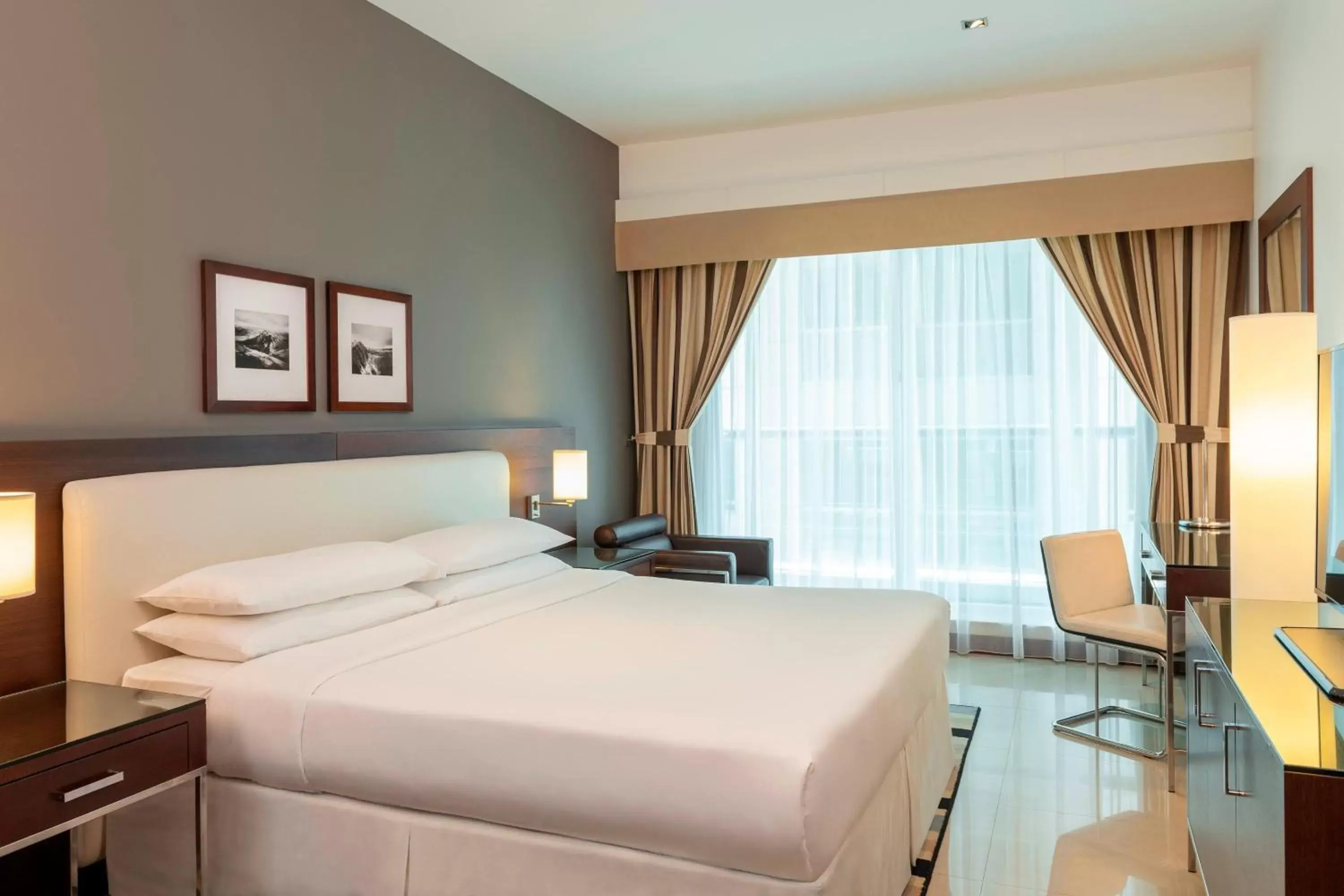 Photo of the whole room, Bed in Four Points by Sheraton Sheikh Zayed Road