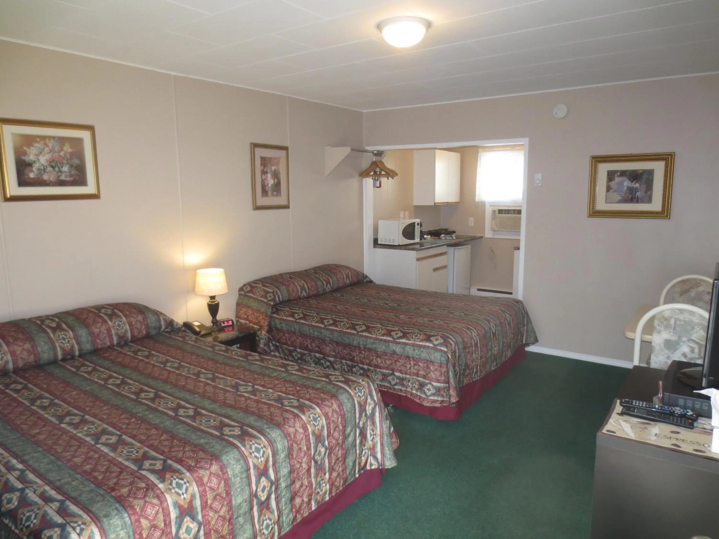 Bedroom, Bed in Overlander Motel