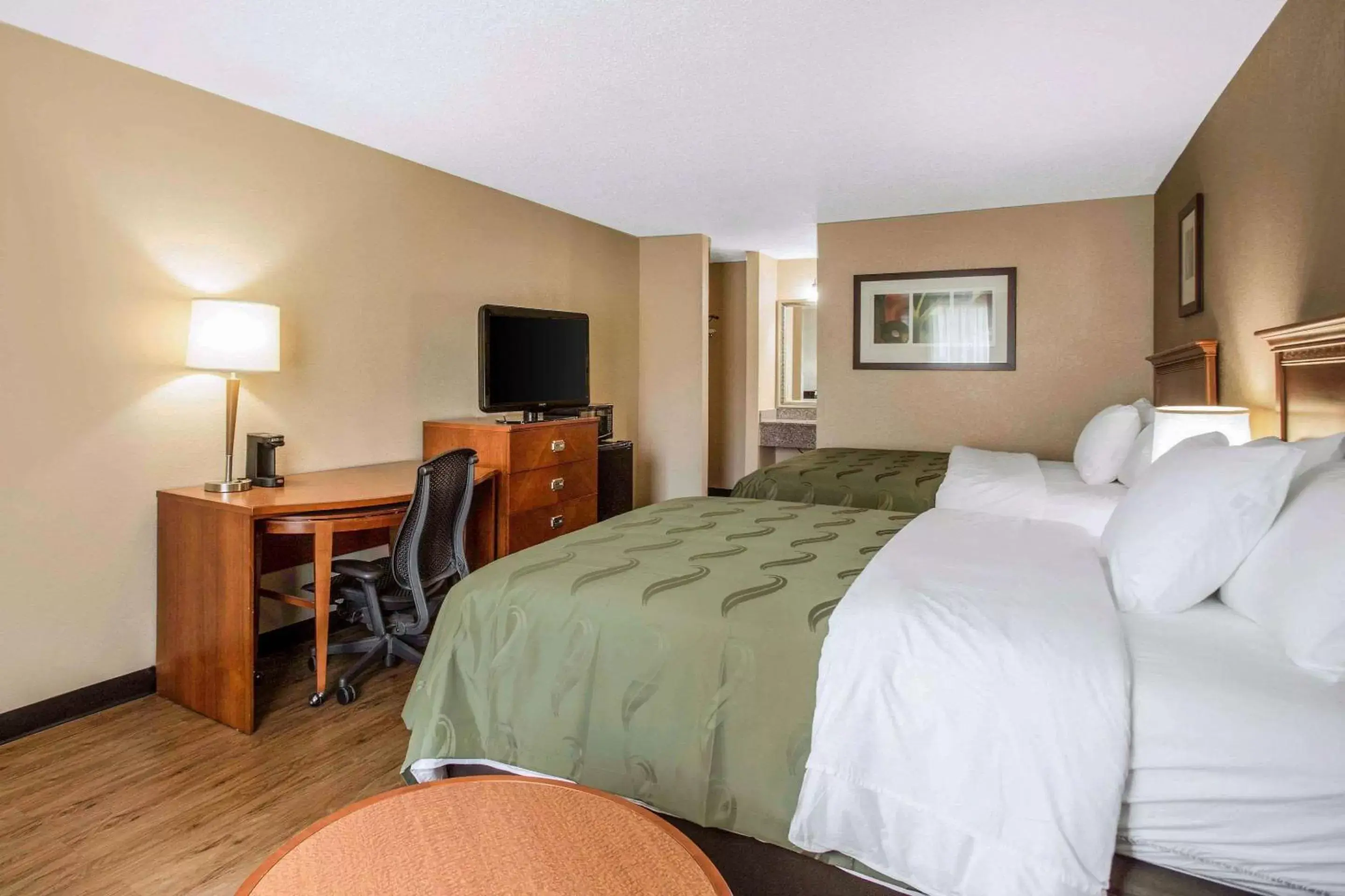 Photo of the whole room, Bed in Quality Inn & Suites University Area