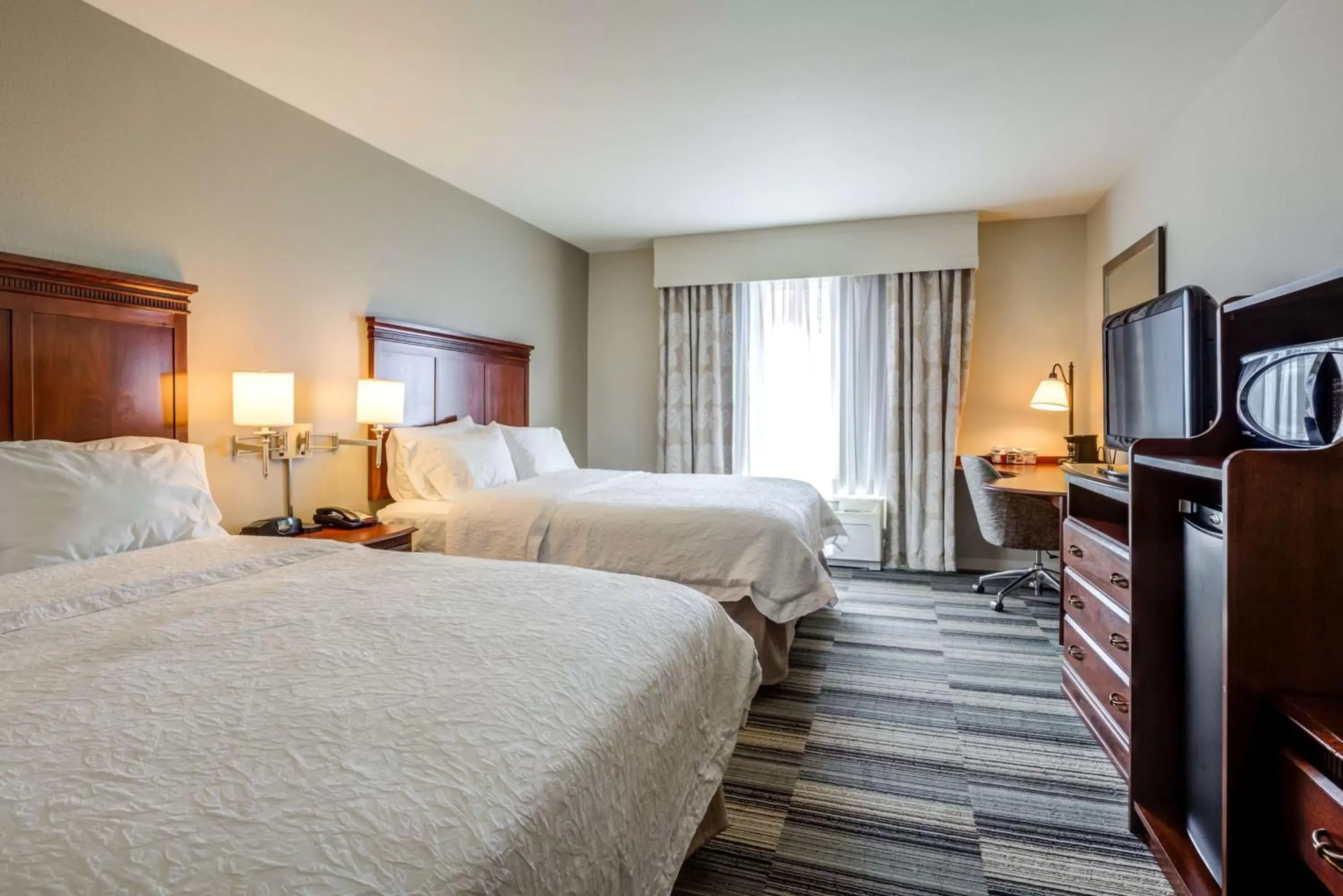 Bed, TV/Entertainment Center in Hampton Inn & Suites Westford-Chelmsford