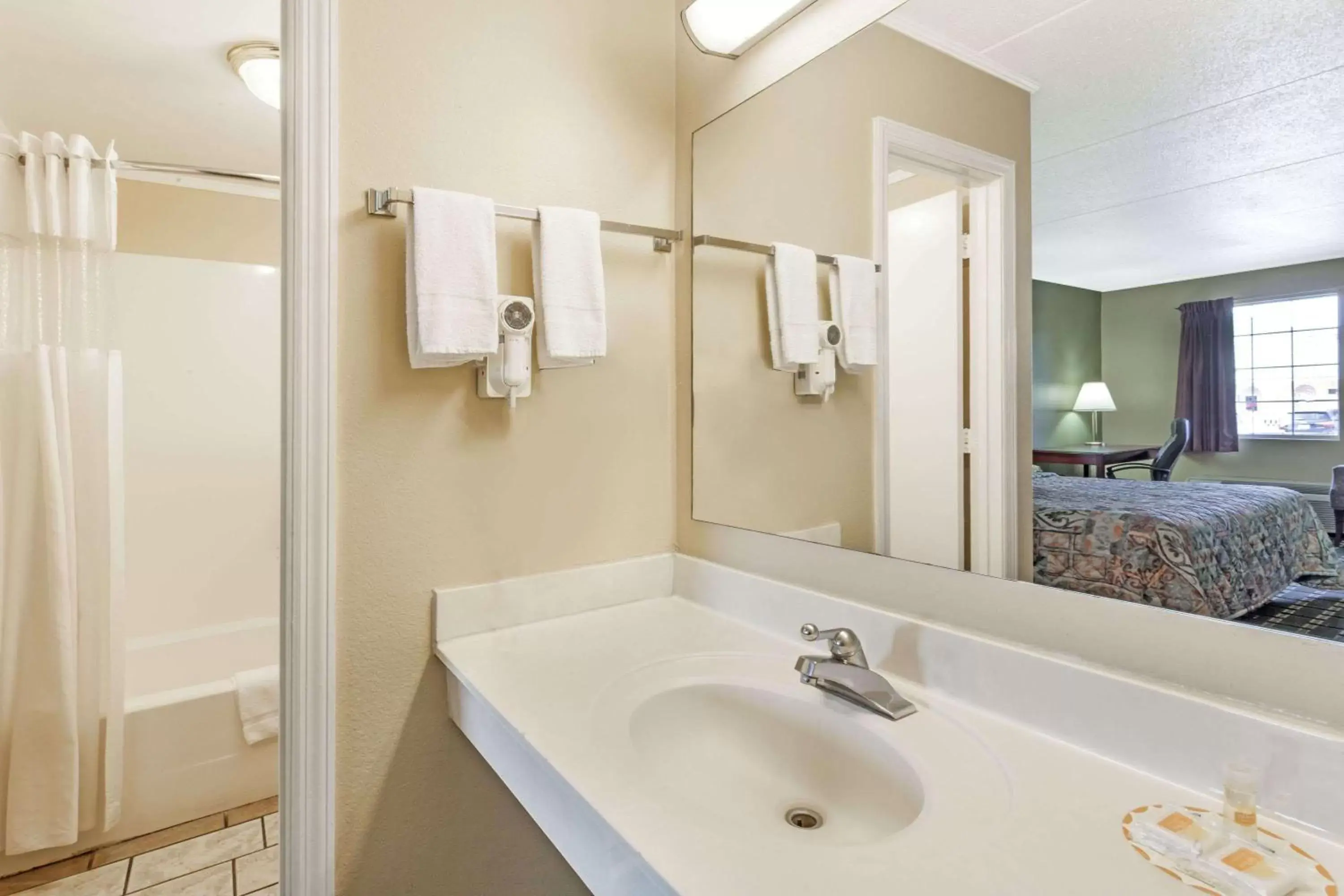 Photo of the whole room, Bathroom in Days Inn by Wyndham Lenoir City