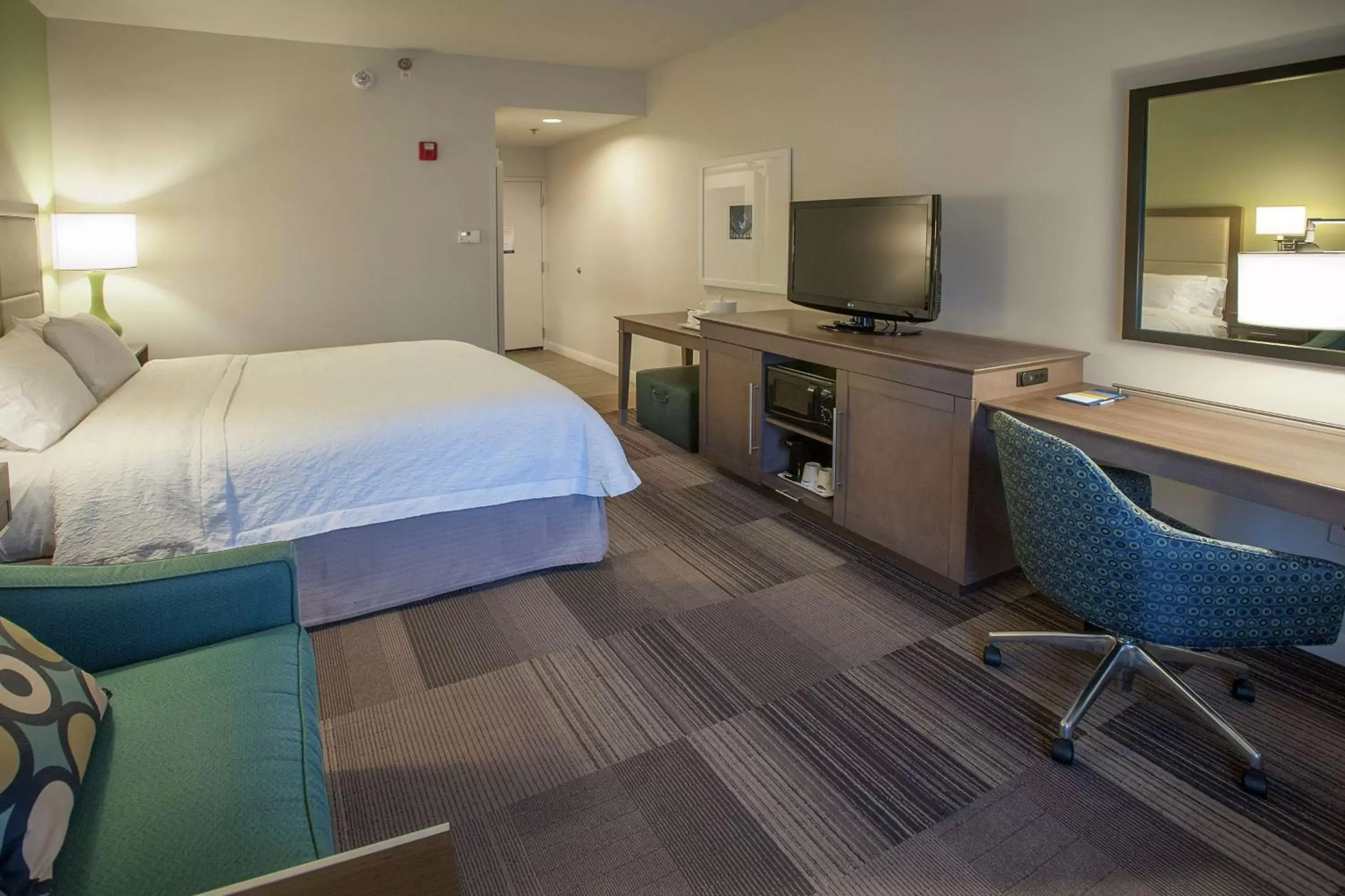 Bed, TV/Entertainment Center in Hampton Inn & Suites New Orleans/Elmwood