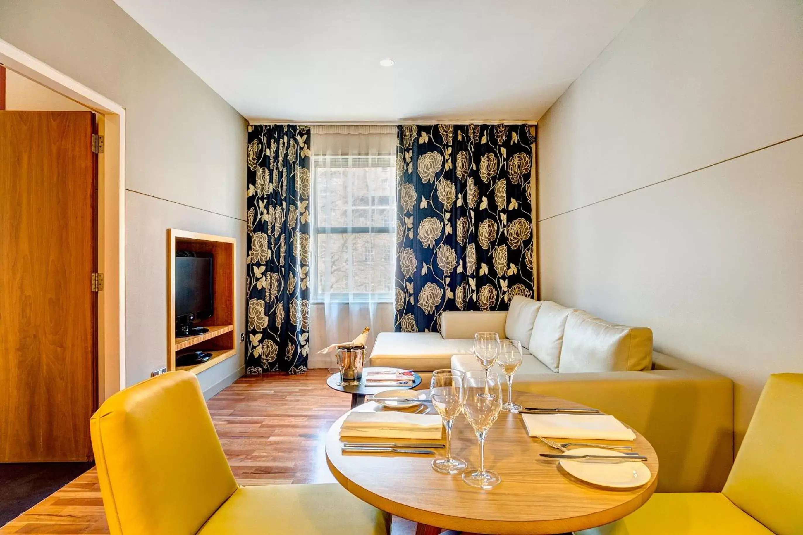 Living room, Seating Area in Apex City of Edinburgh Hotel