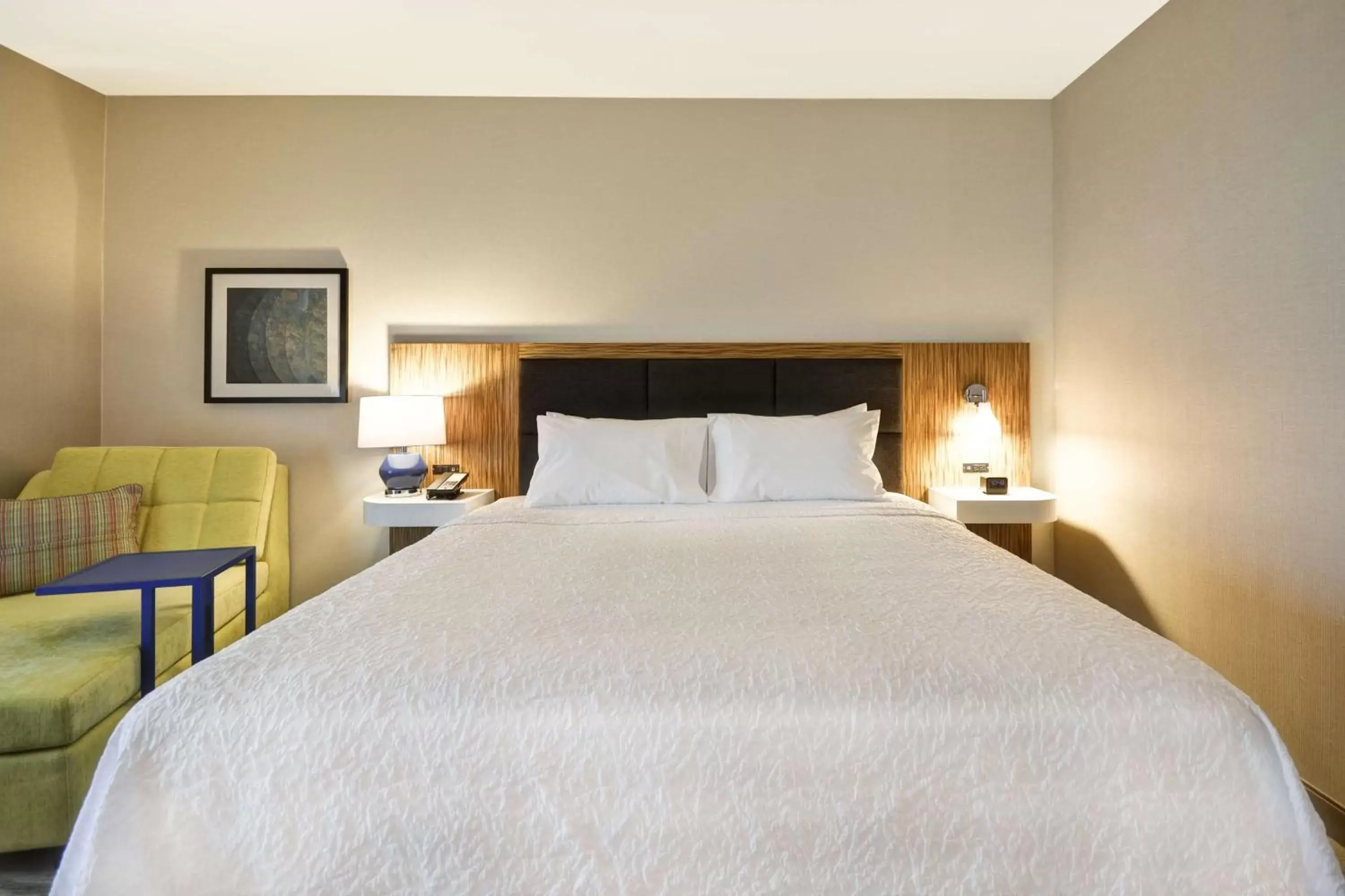Bed in Hampton Inn & Suites Detroit/Warren