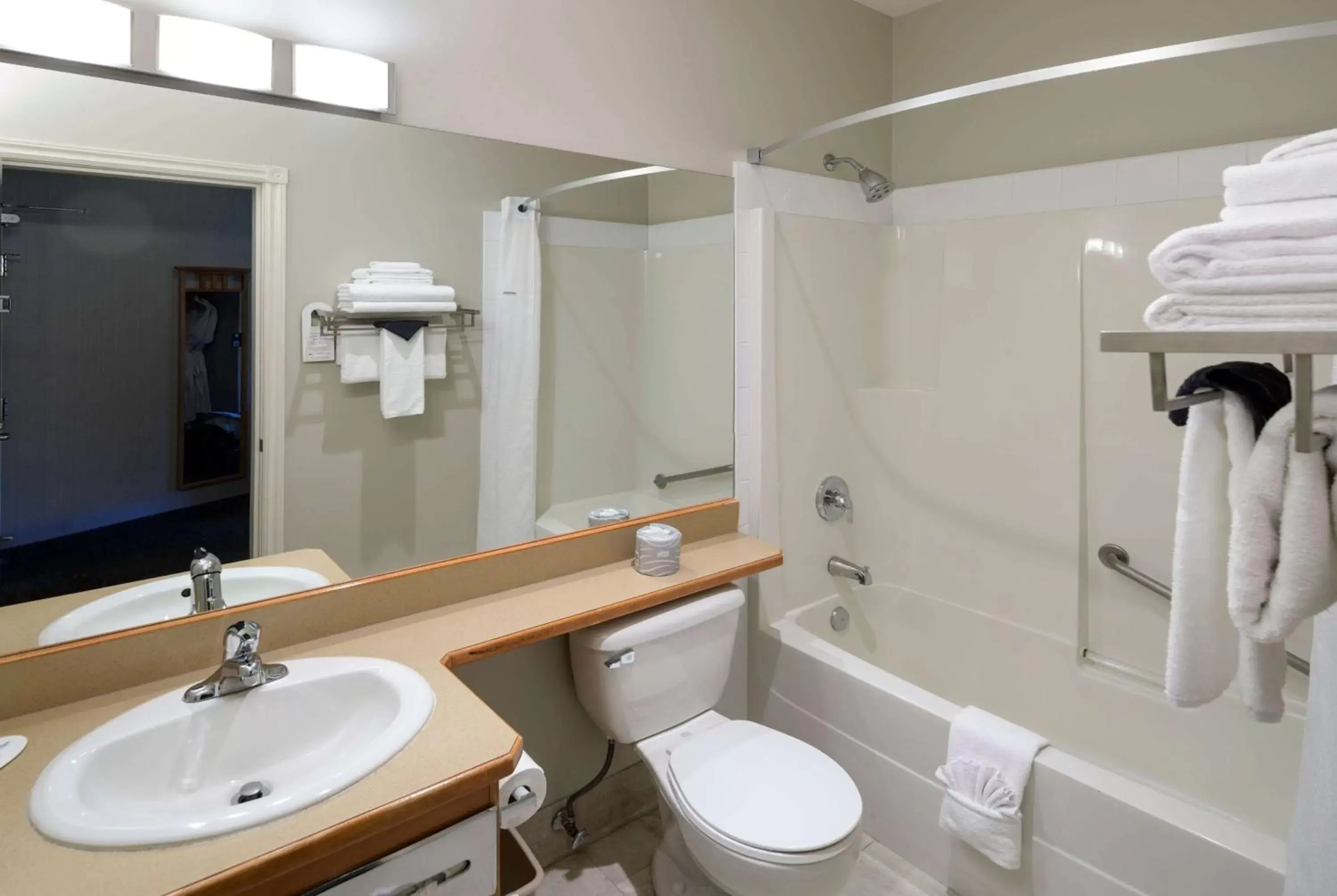 TV and multimedia, Bathroom in Ramada by Wyndham Penticton Hotel & Suites