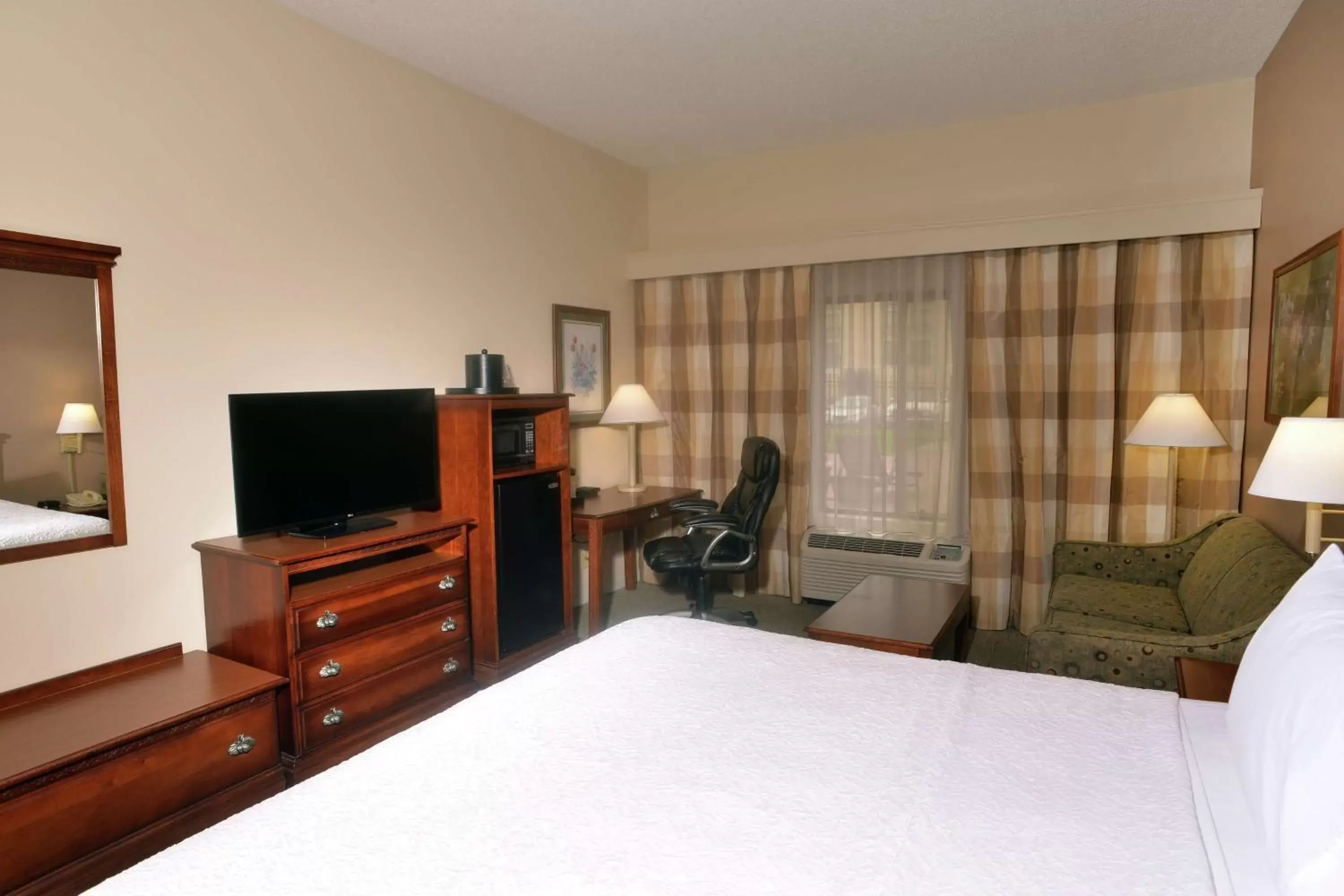 Bedroom, TV/Entertainment Center in Hampton Inn & Suites Springfield