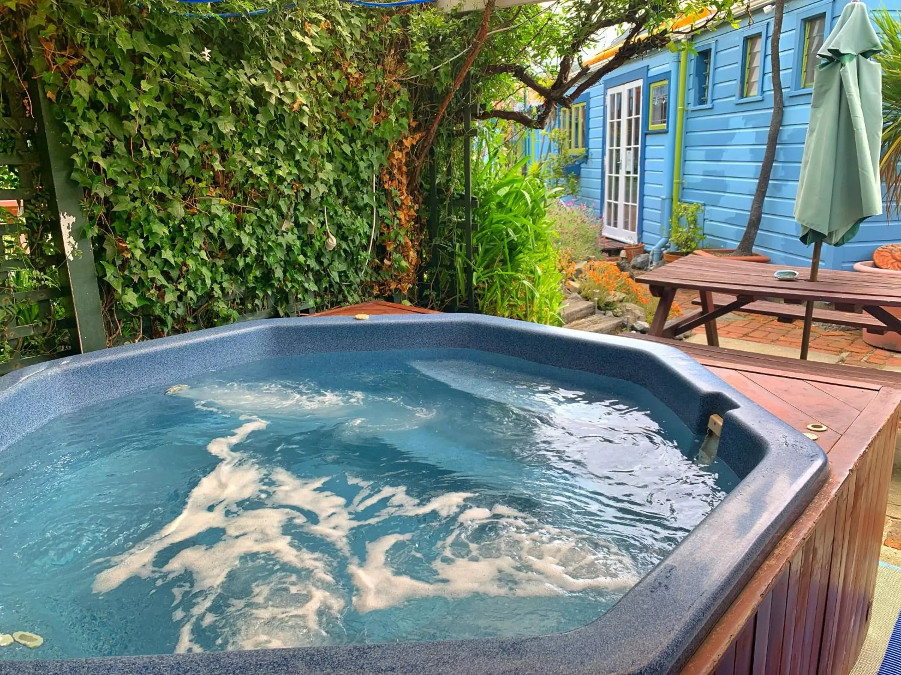 Hot Tub, Swimming Pool in The Villa Backpackers Lodge