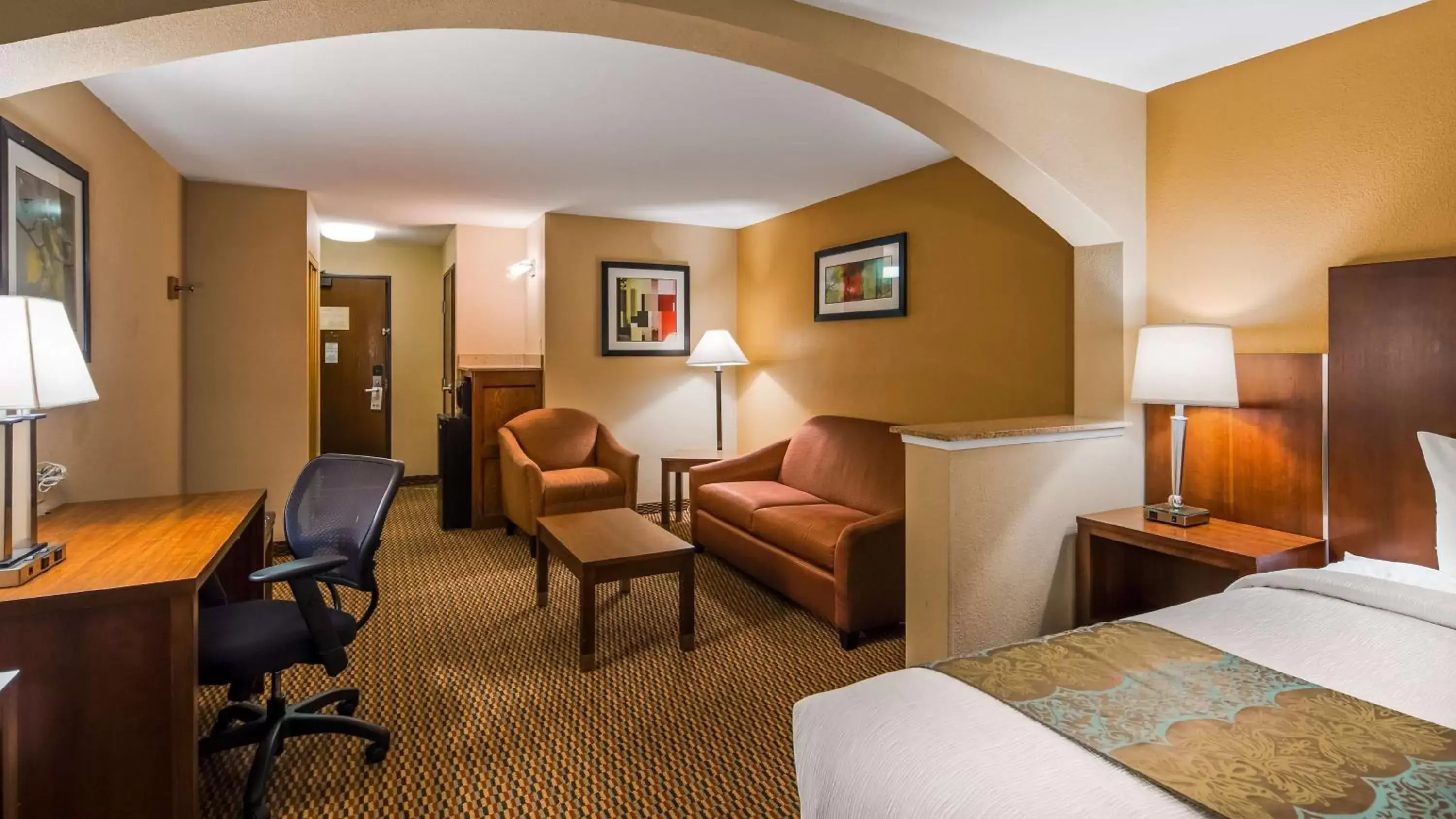 Photo of the whole room, Seating Area in Best Western Airport Inn & Suites Oakland