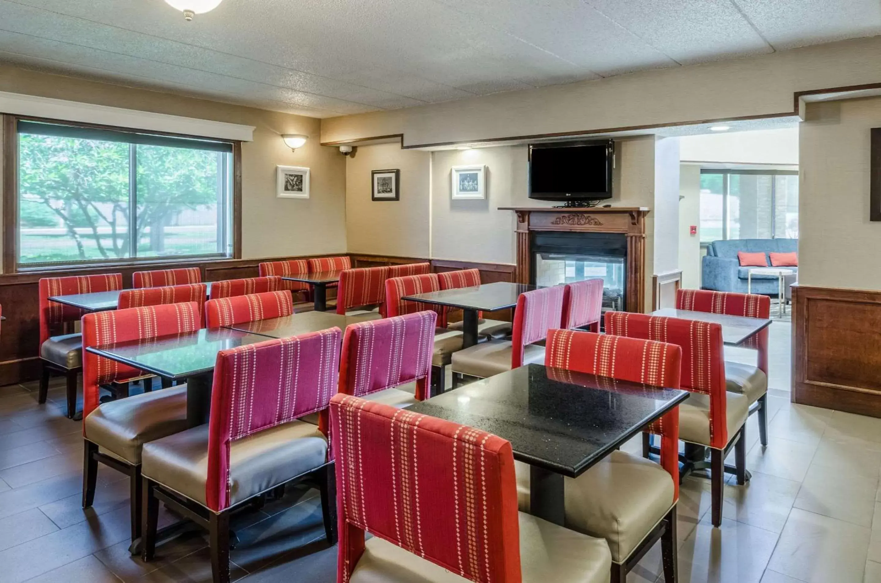 Restaurant/Places to Eat in Comfort Inn & Suites West Springfield