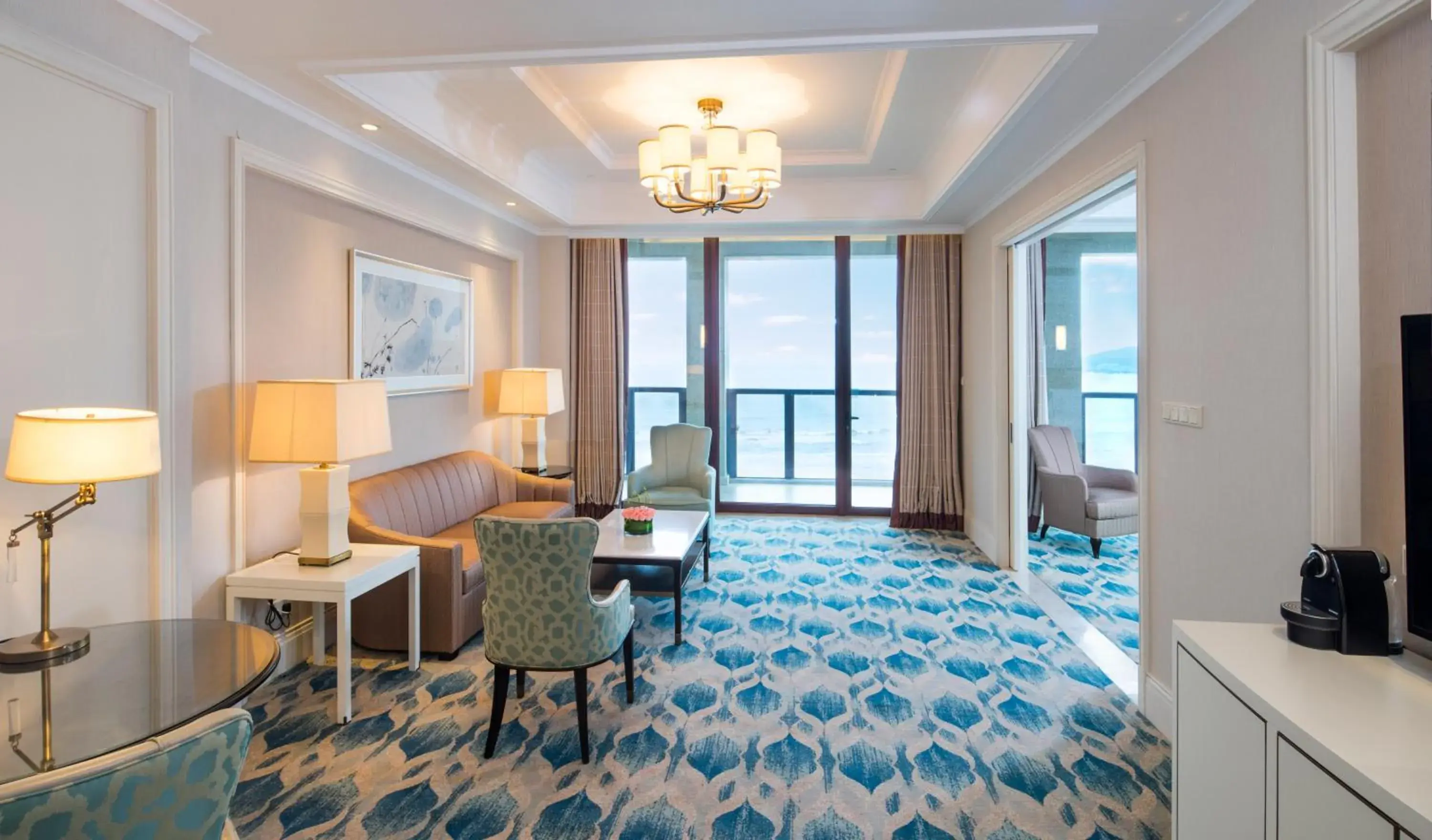 Living room, Seating Area in The Westin Zhujiajian Resort, Zhoushan