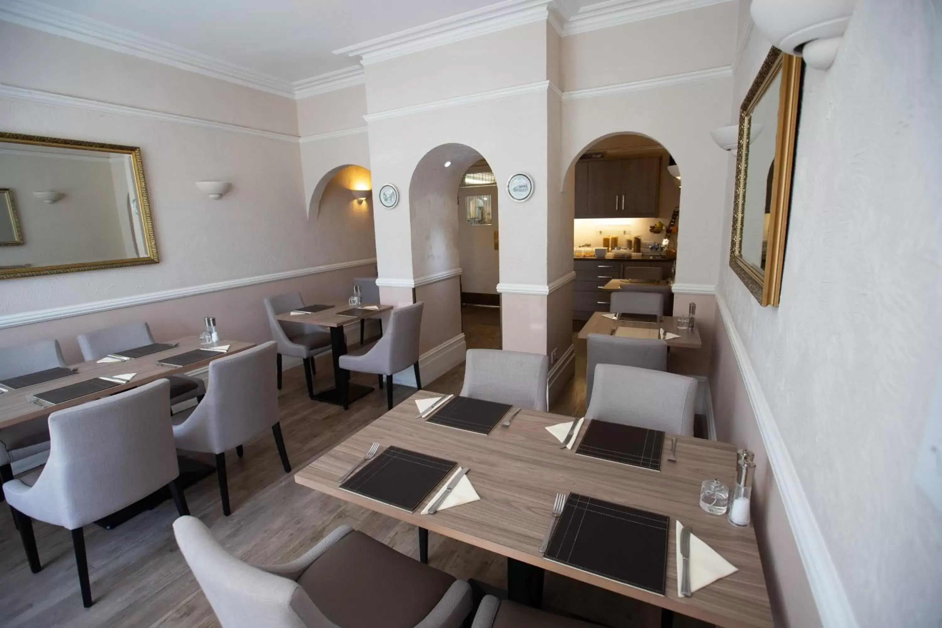 Dining area, Restaurant/Places to Eat in Corner House Hotel Gatwick
