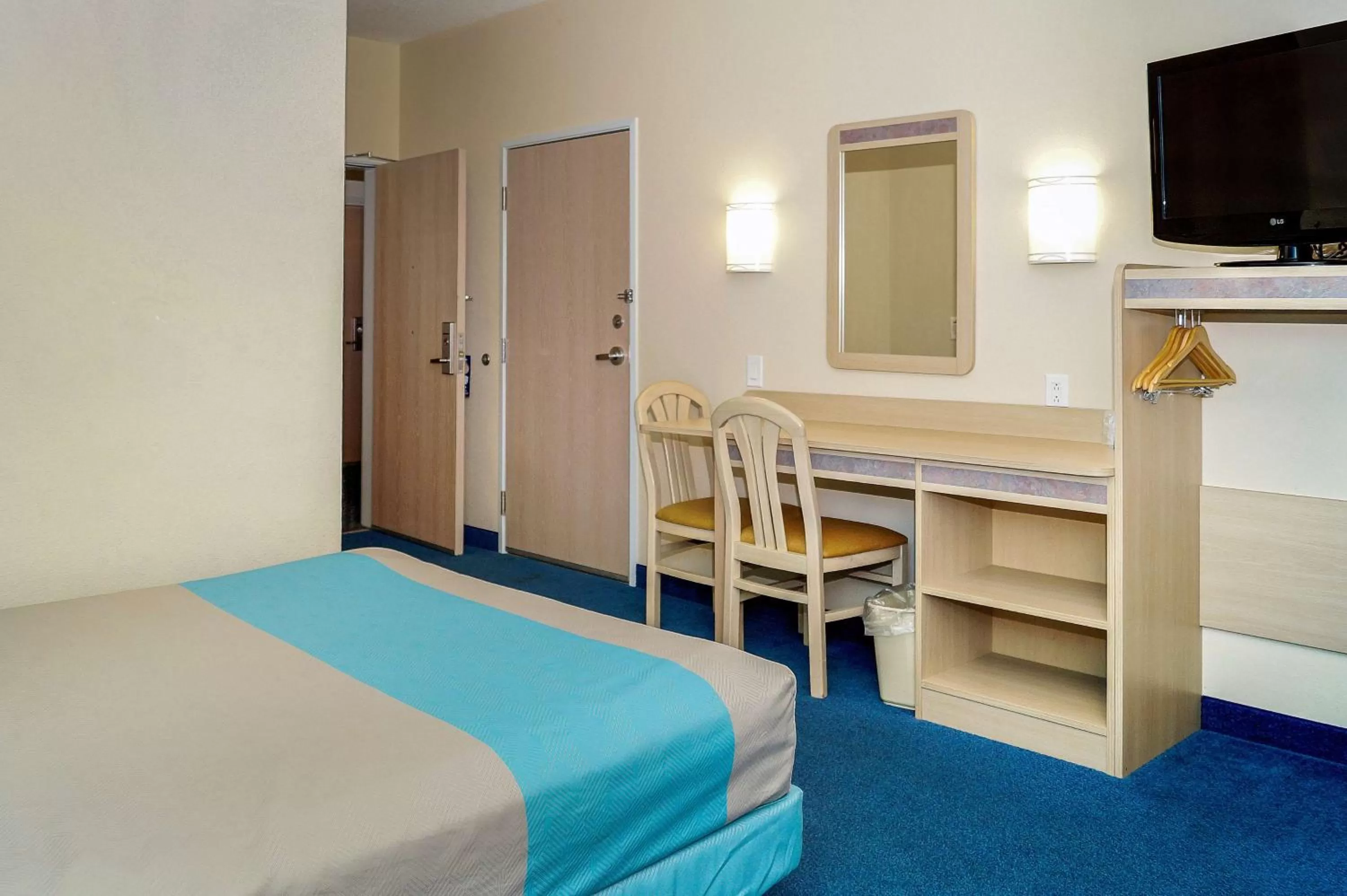 TV and multimedia, Bed in Motel 6-Peterborough, ON