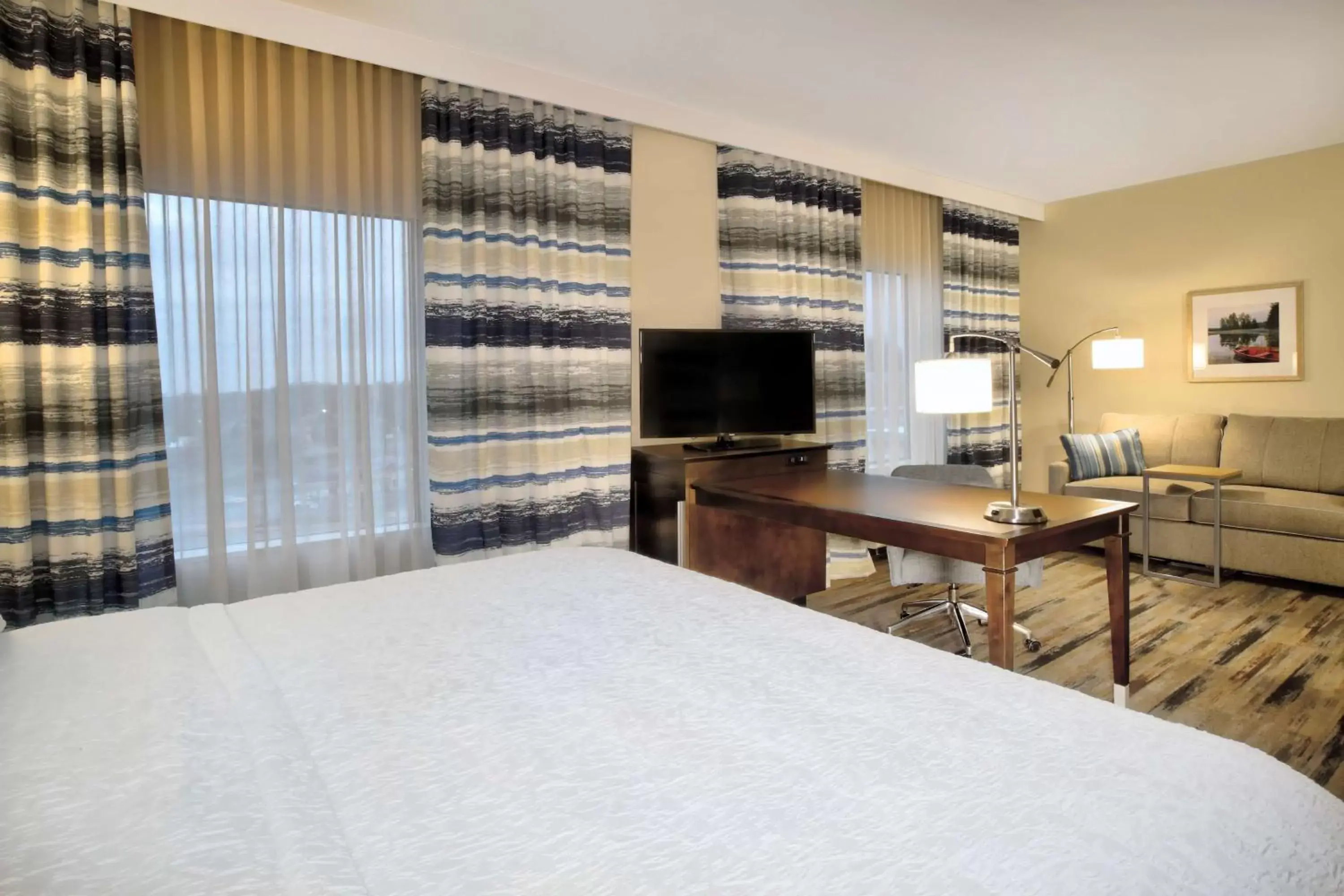 Bedroom, TV/Entertainment Center in Hampton Inn & Suites By Hilton Baltimore/Aberdeen, Md