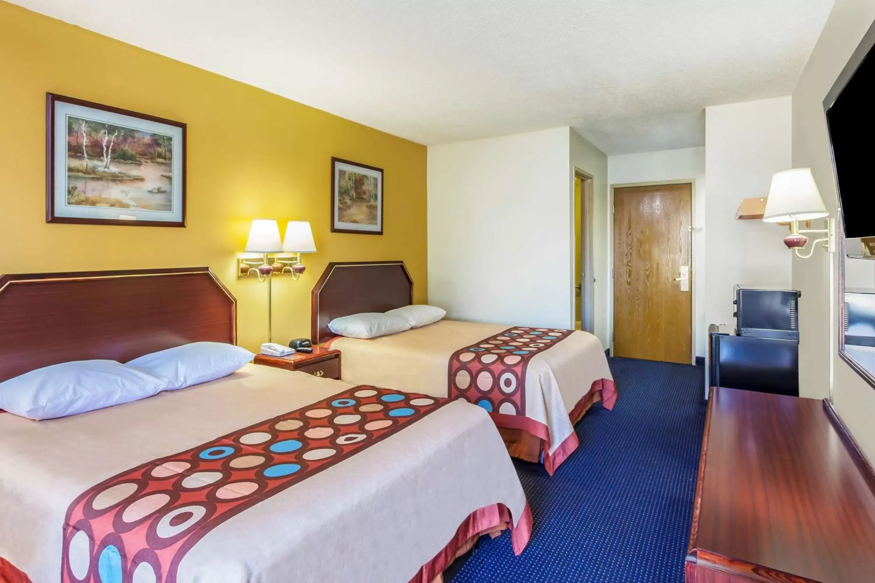 Queen Room with Two Queen Beds - Smoking in Super 8 by Wyndham Morristown/South