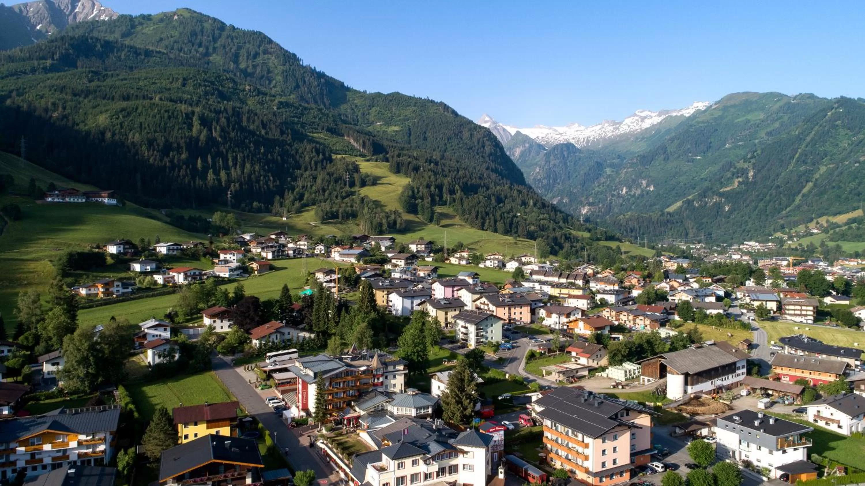 Bird's eye view in VÖTTER'S HOTEL in Kaprun am Kitzsteinhorn - Skibus direkt