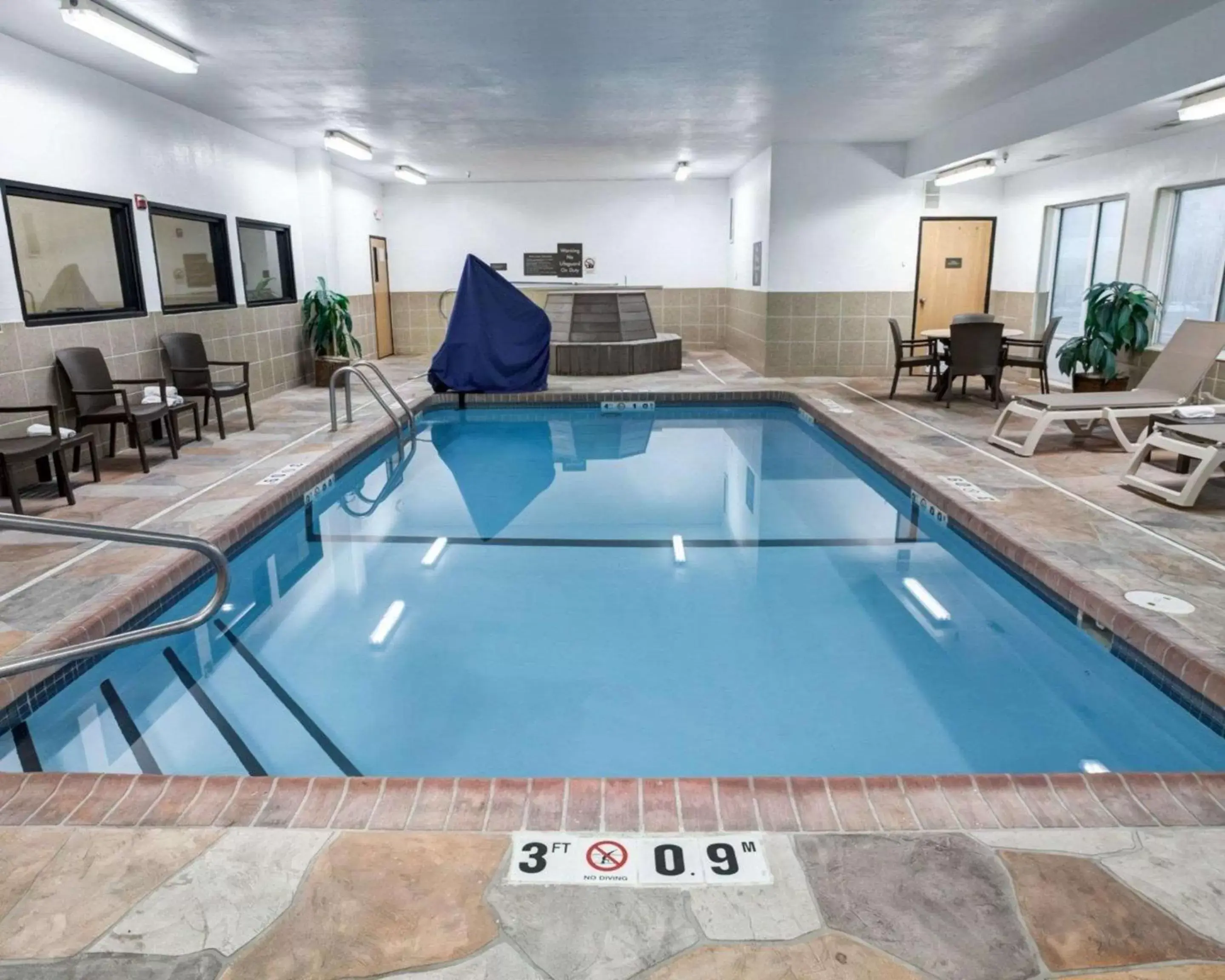 Swimming Pool in Comfort Suites Kansas City