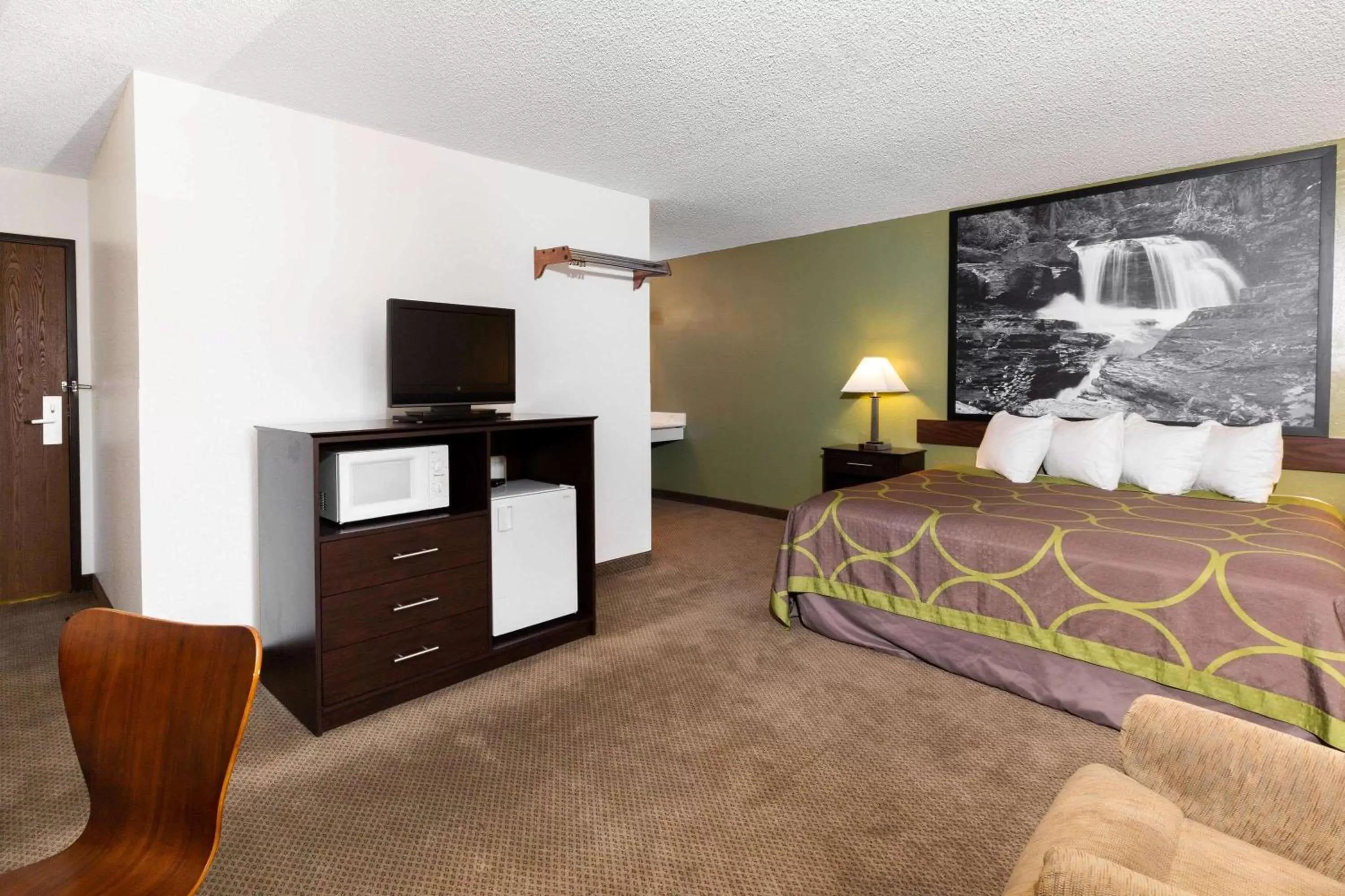 Photo of the whole room, Bed in Super 8 by Wyndham Missoula/Brooks Street