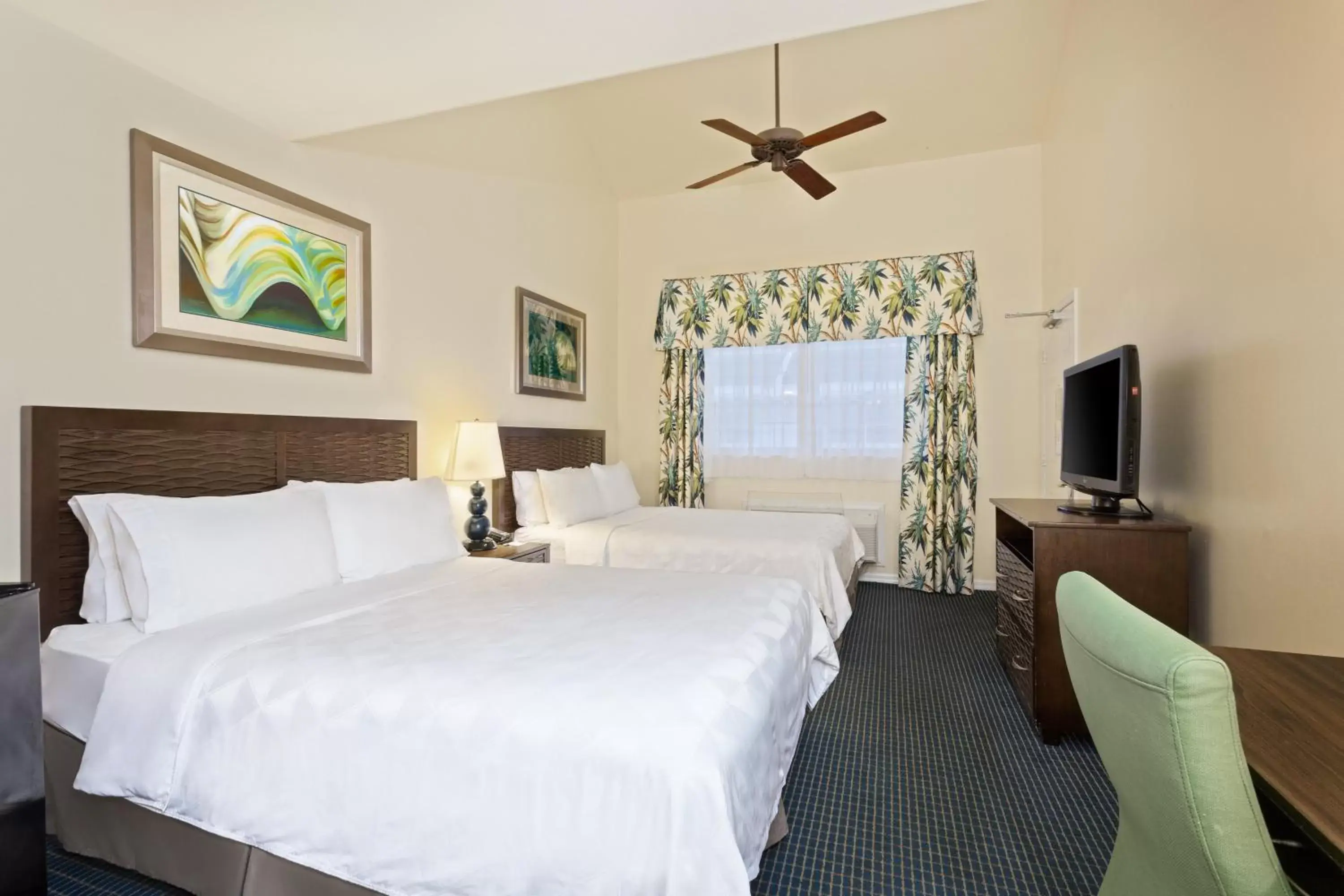 Photo of the whole room, Bed in Holiday Inn & Suites Clearwater Beach S-Harbourside