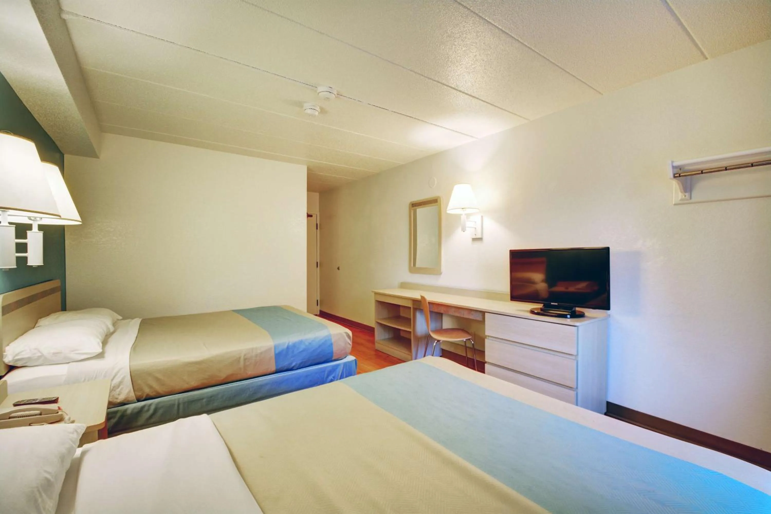 Photo of the whole room, Bed in Motel 6-Newport, RI