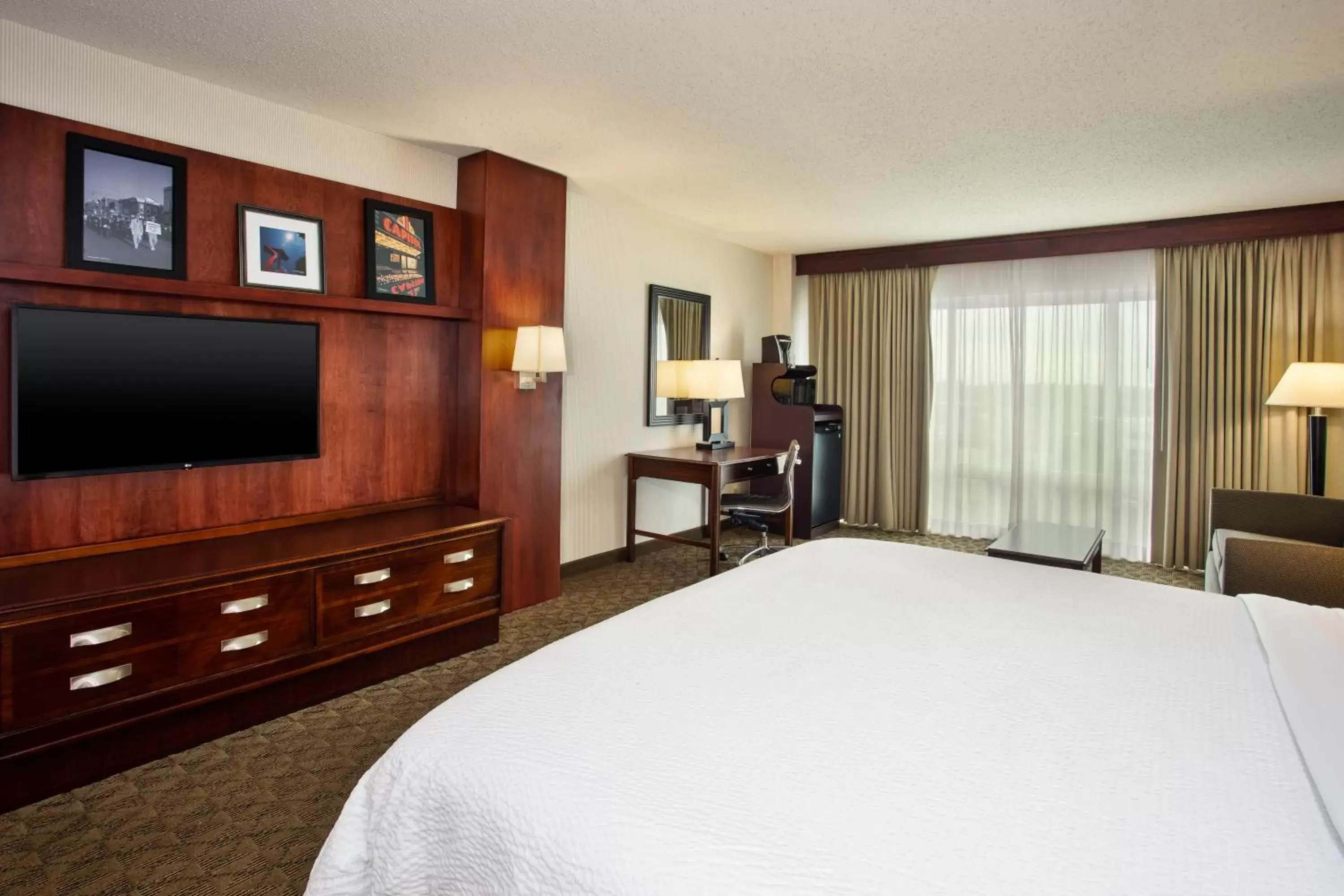 Photo of the whole room, TV/Entertainment Center in Holiday Inn University Plaza-Bowling Green, an IHG Hotel