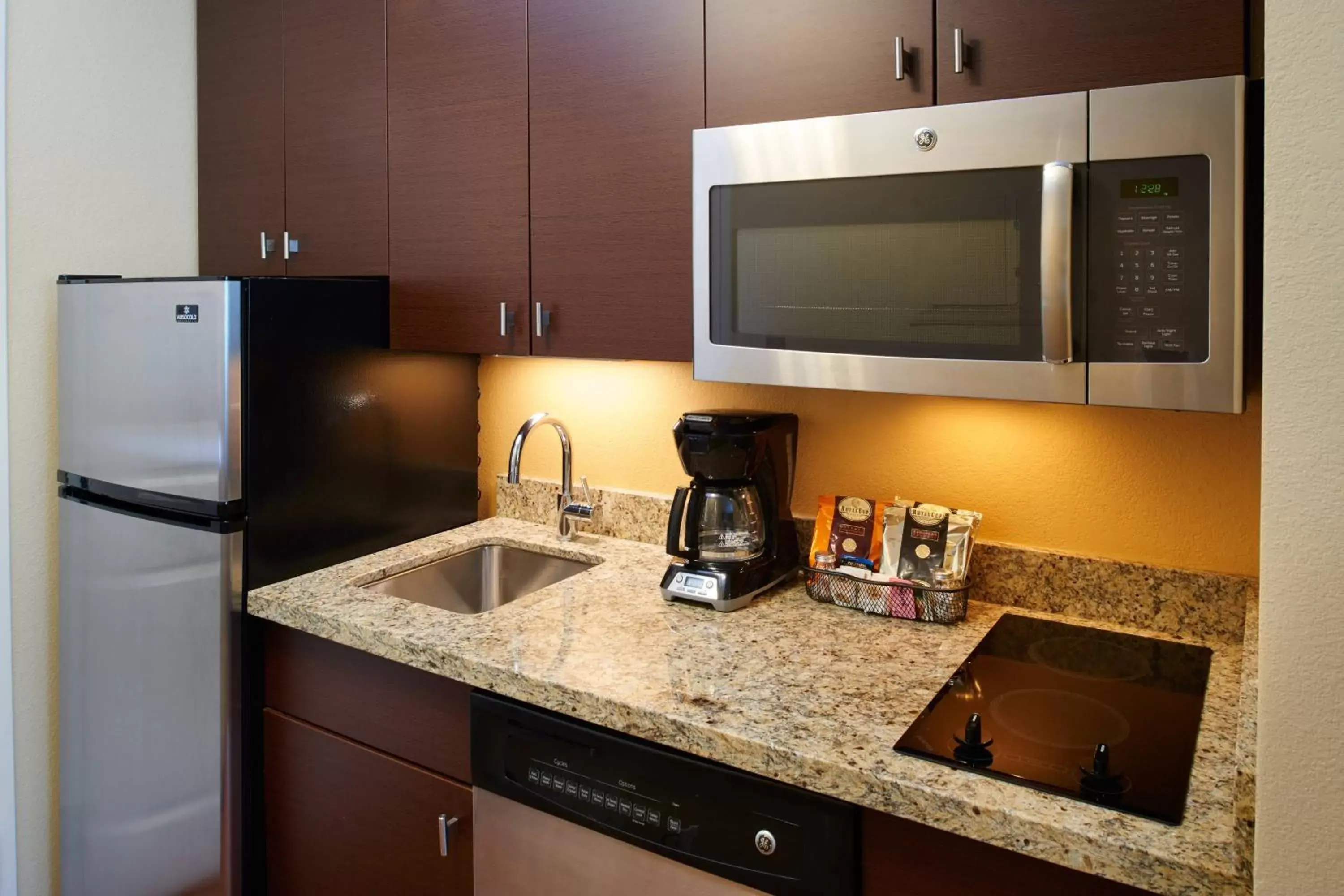 Kitchen or kitchenette, Kitchen/Kitchenette in TownePlace Suites by Marriott Detroit Troy