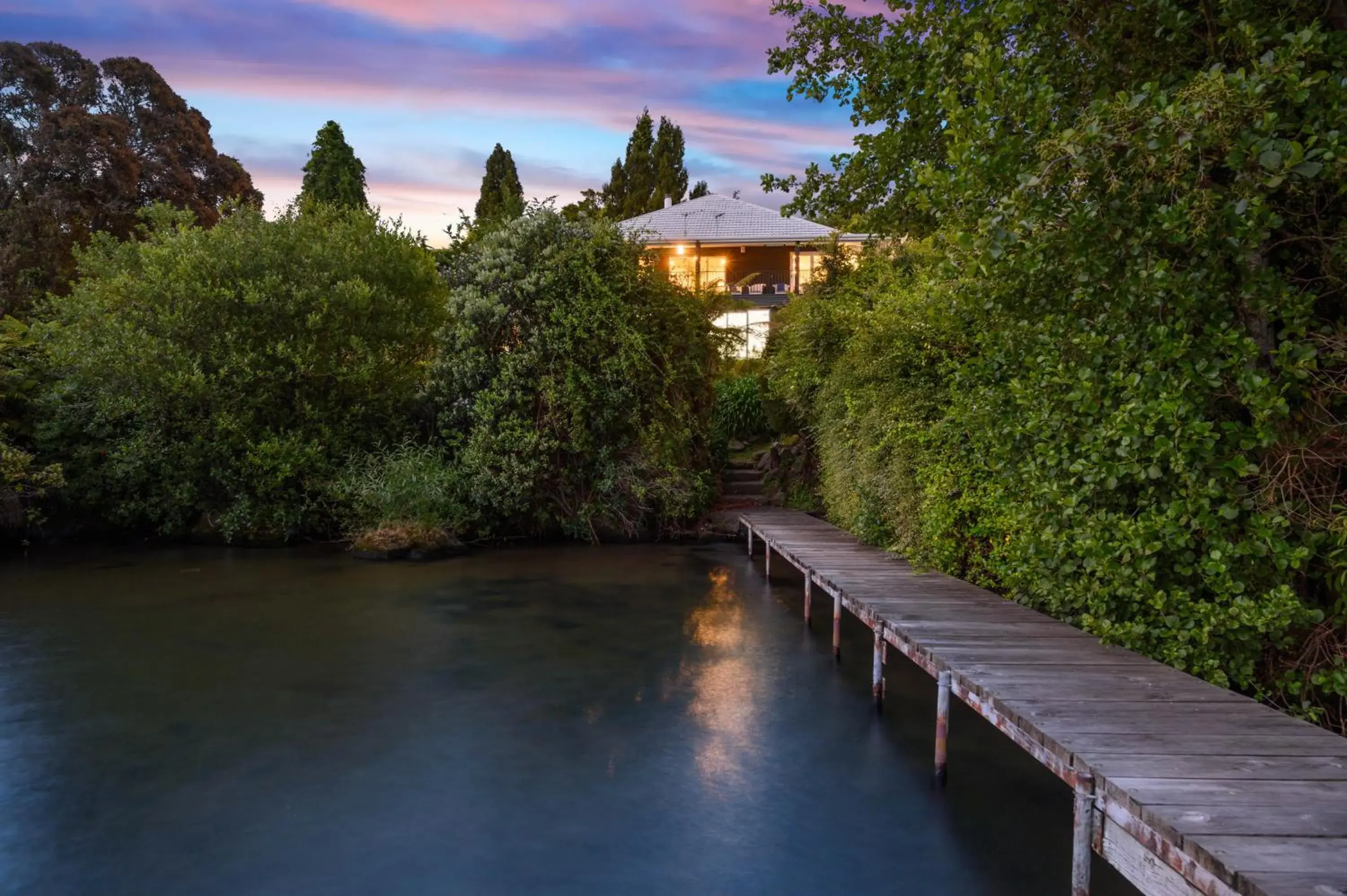 Natural landscape in Black Swan Lakeside Lodge Boutique Hotel