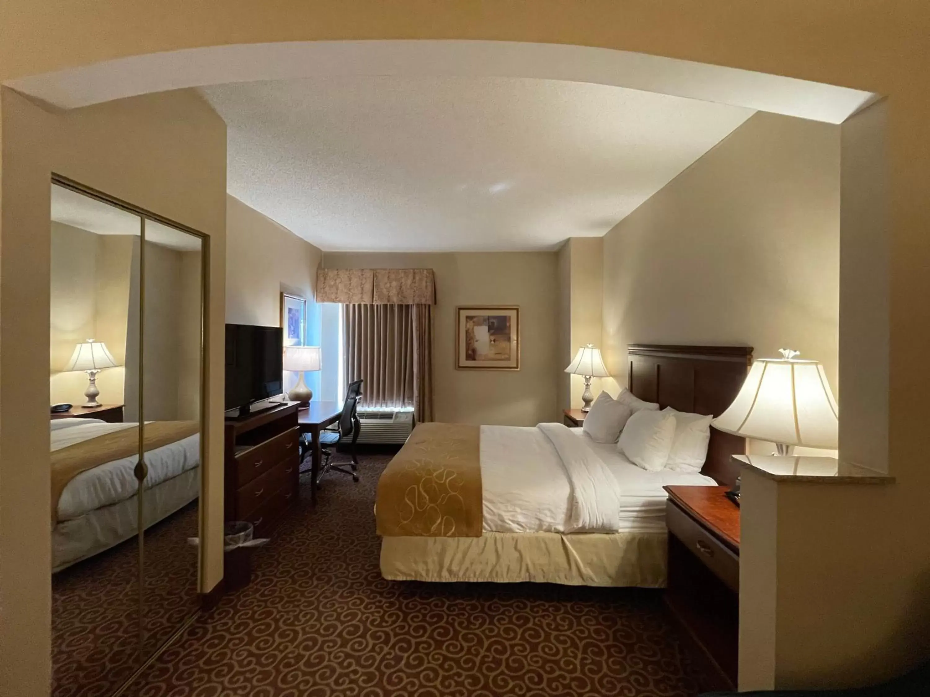 Bedroom in Comfort Suites East Brunswick - South River