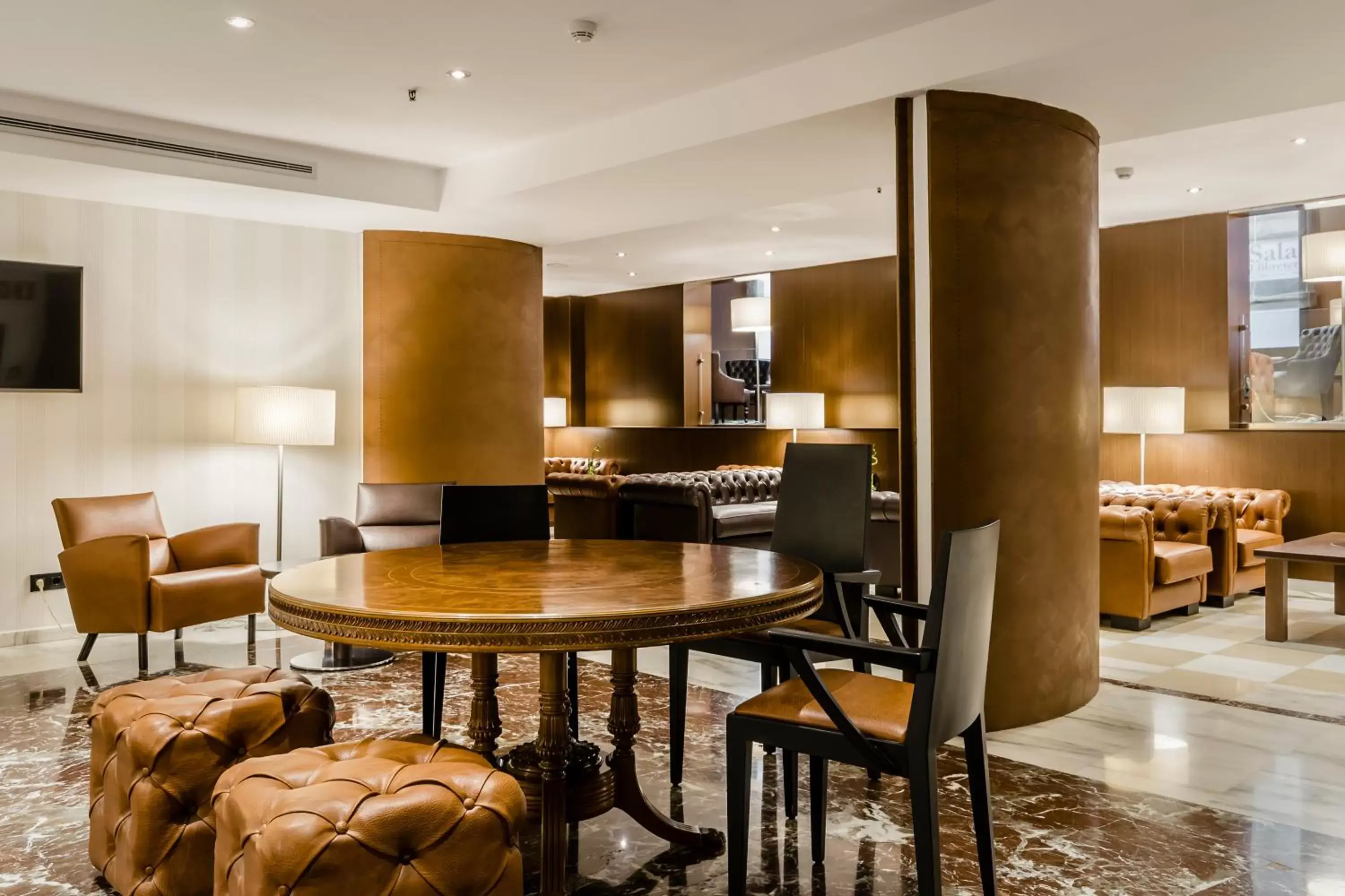 Communal lounge/ TV room in Gran Hotel Barcino