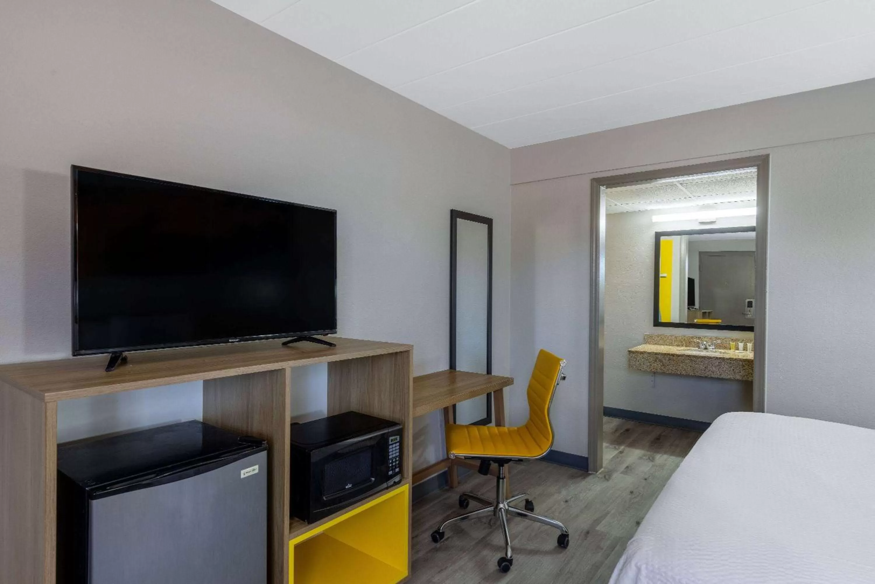 Photo of the whole room, Bed in Days Inn by Wyndham Lincolnton