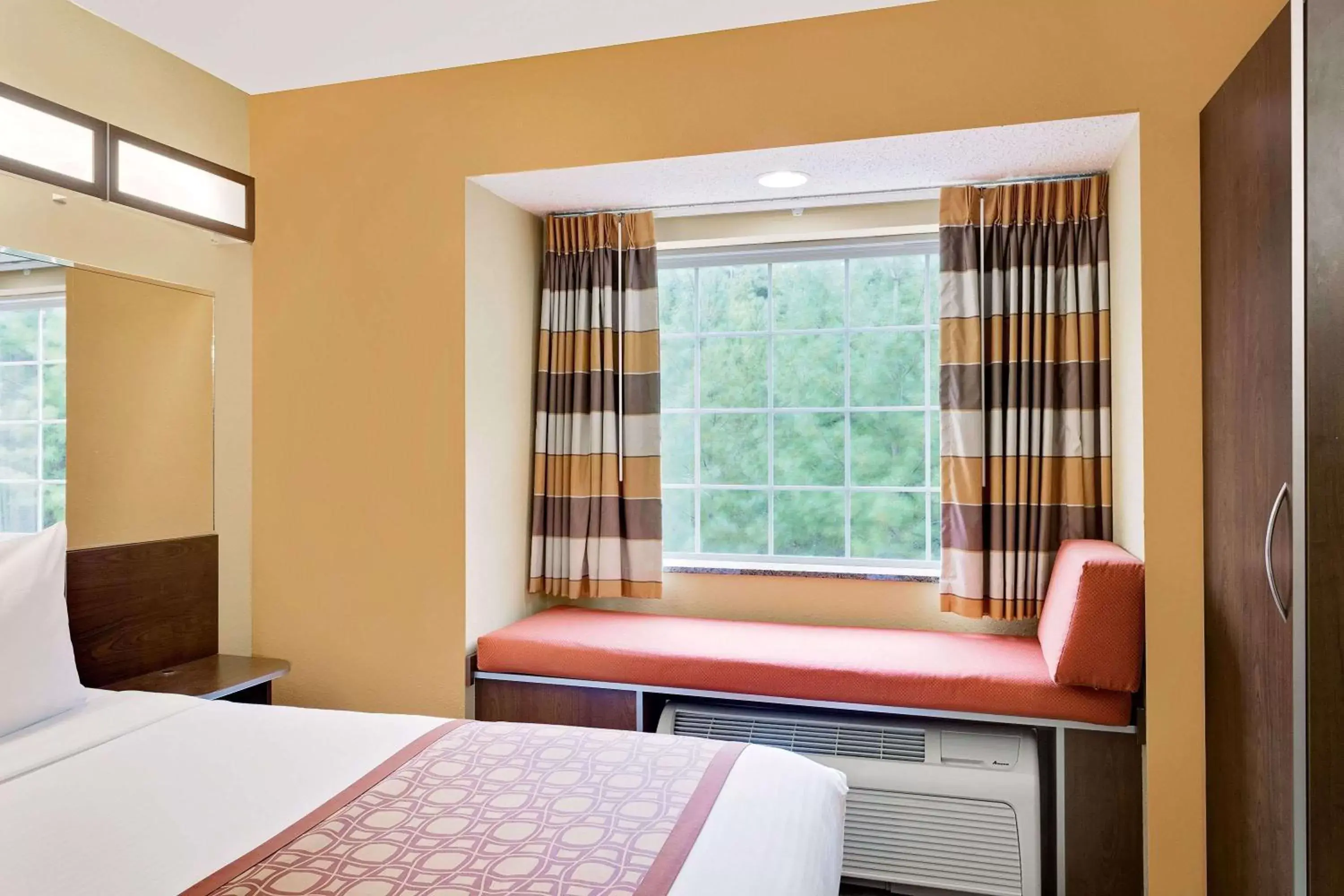Photo of the whole room, Bed in Microtel Inn & Suites by Wyndham Princeton