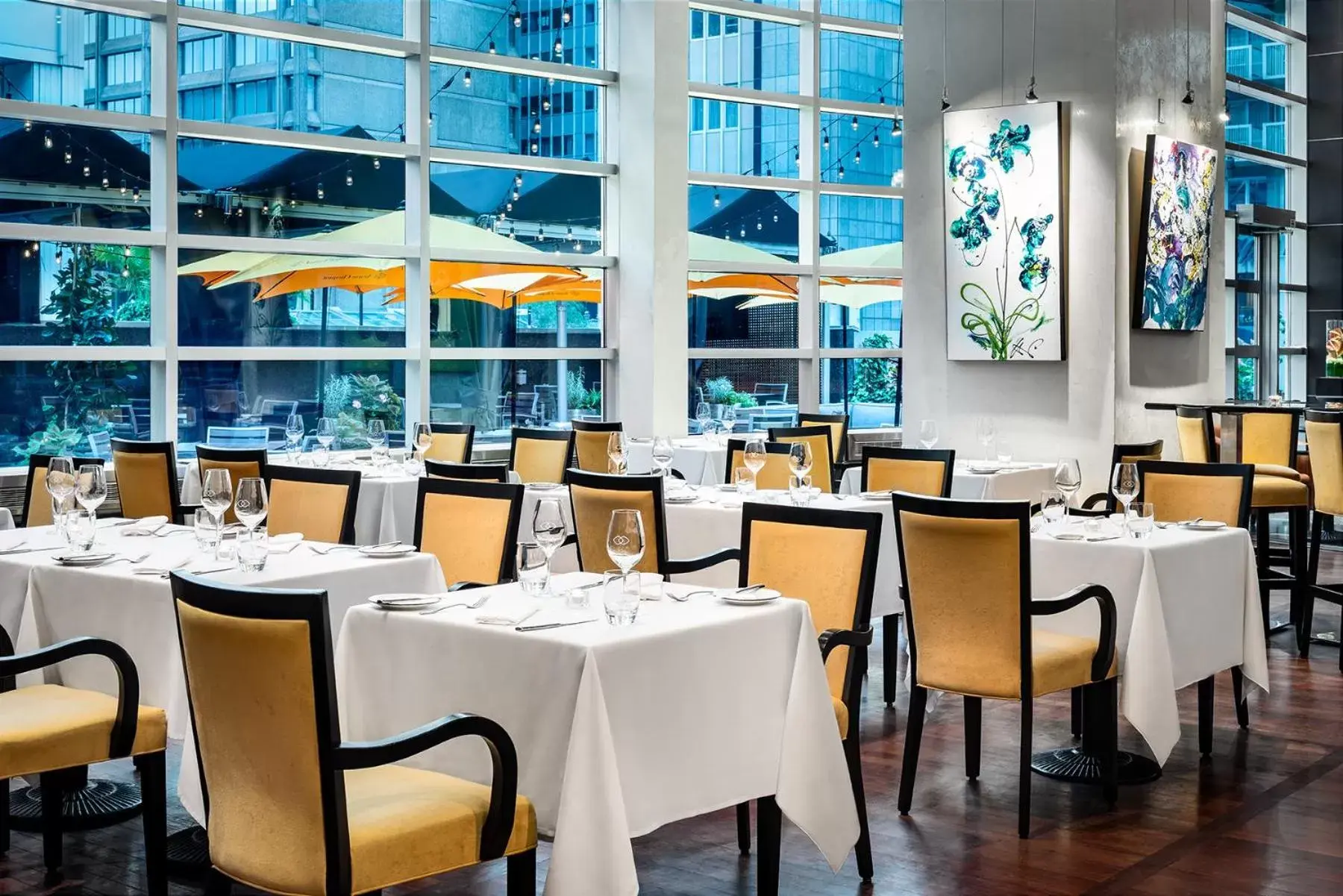 Food, Restaurant/Places to Eat in Sofitel Montreal Golden Mile