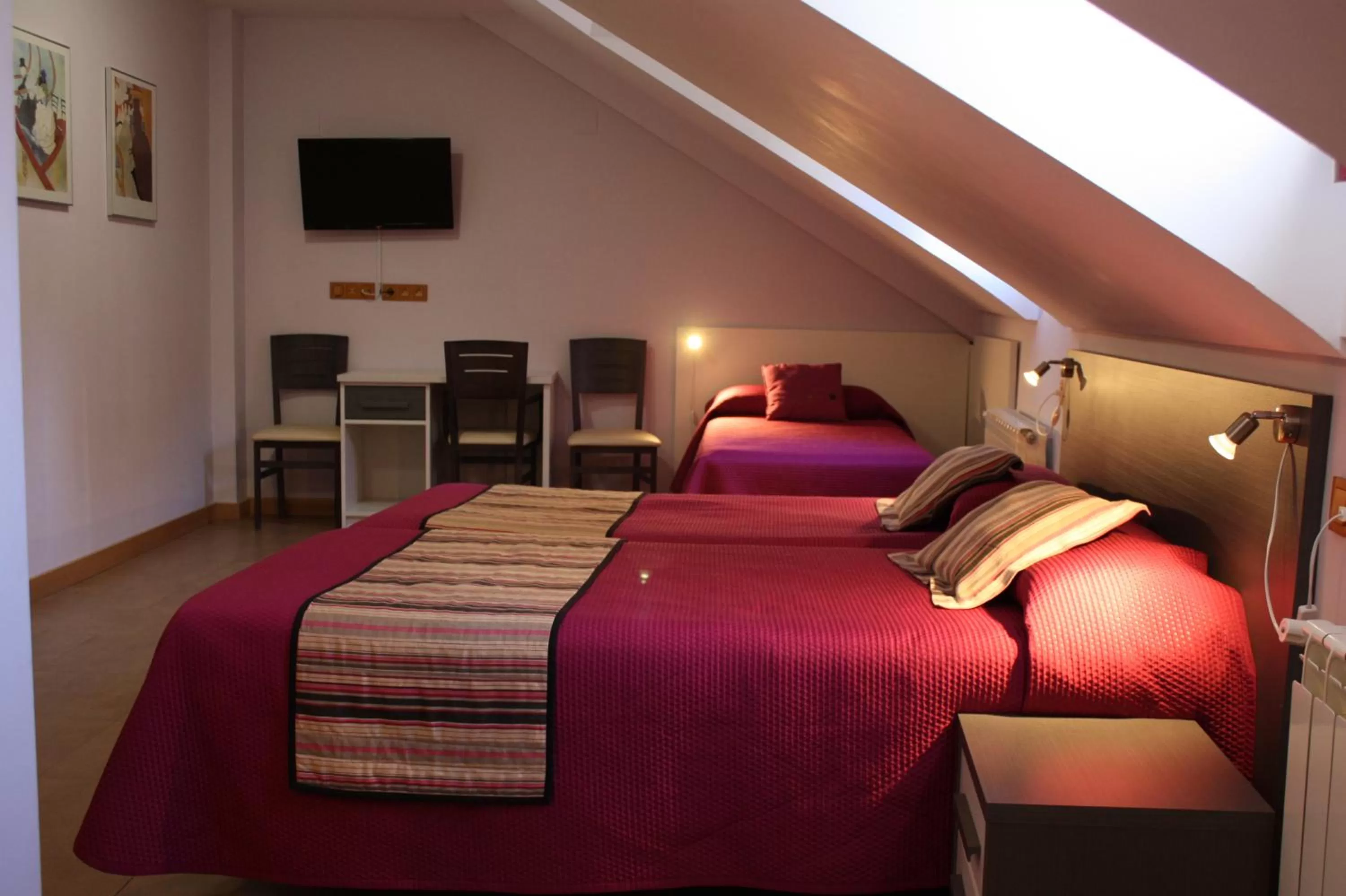 Photo of the whole room, Bed in Hostal La Ribera del Júcar