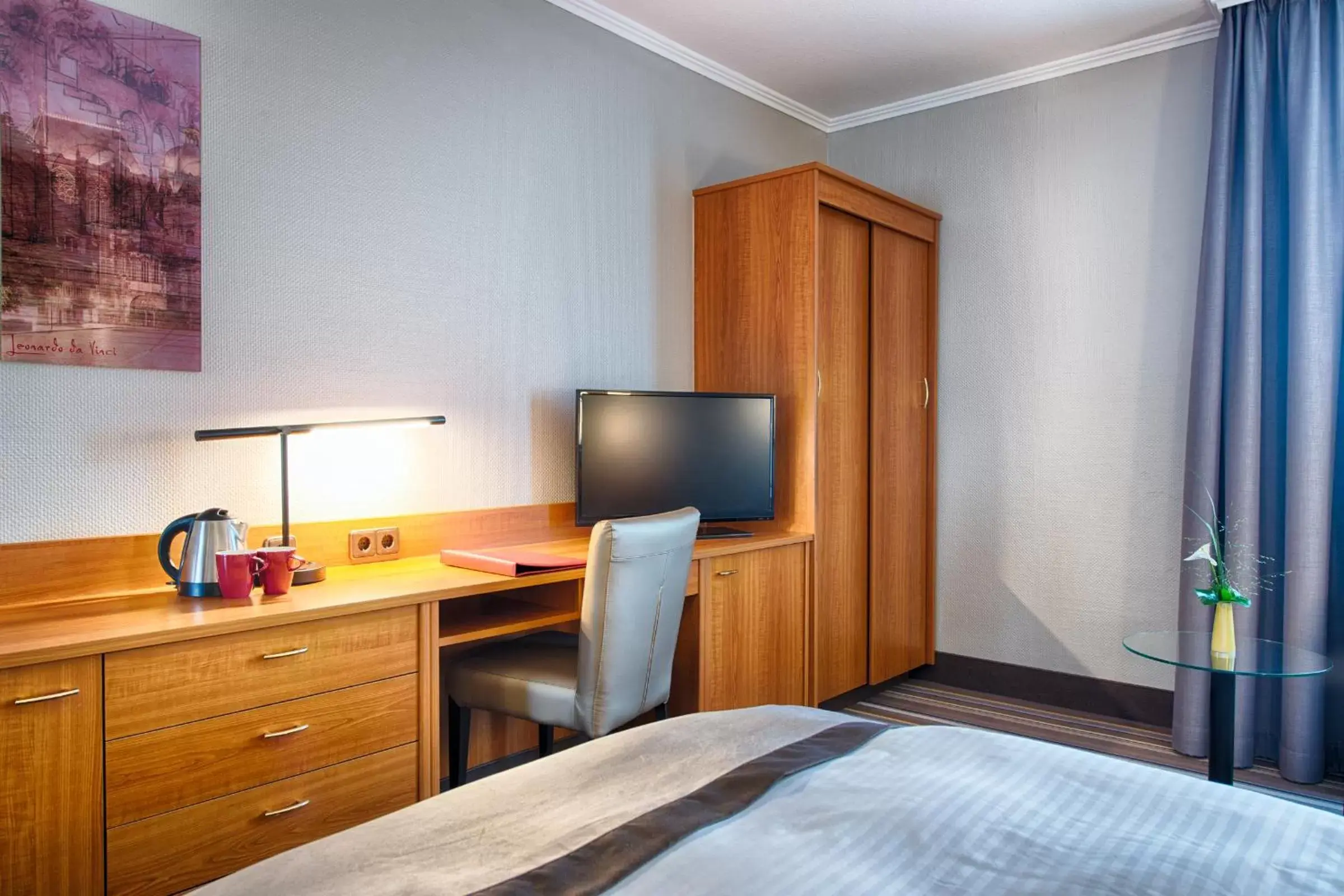 Bedroom, TV/Entertainment Center in Leonardo Hotel Aachen