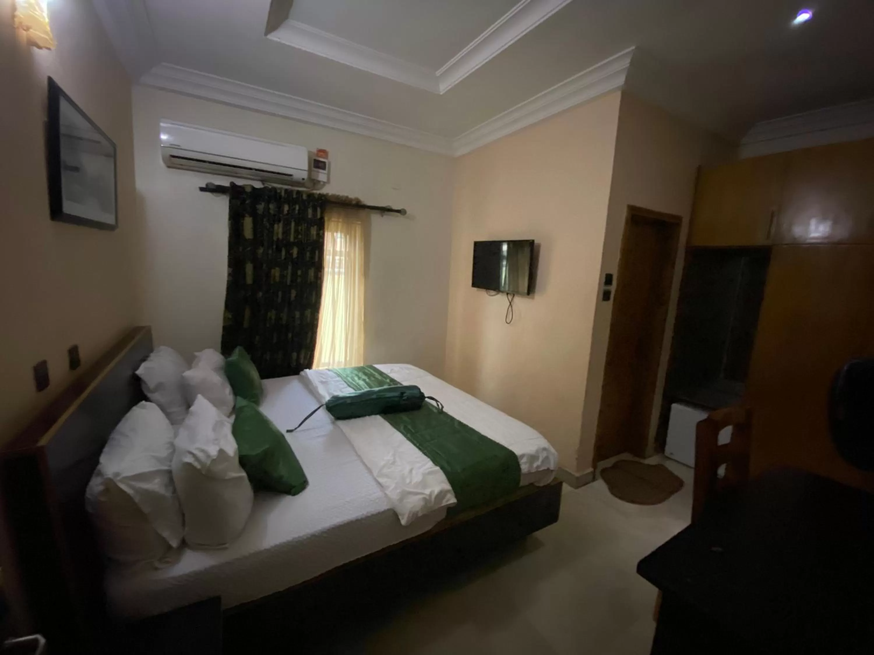 Bed in Nue-Crest Hotels & Suites