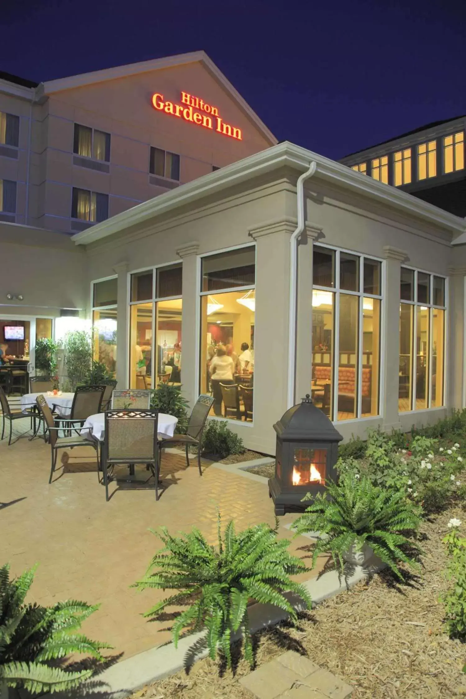 Restaurant/places to eat, Property Building in Hilton Garden Inn Clovis