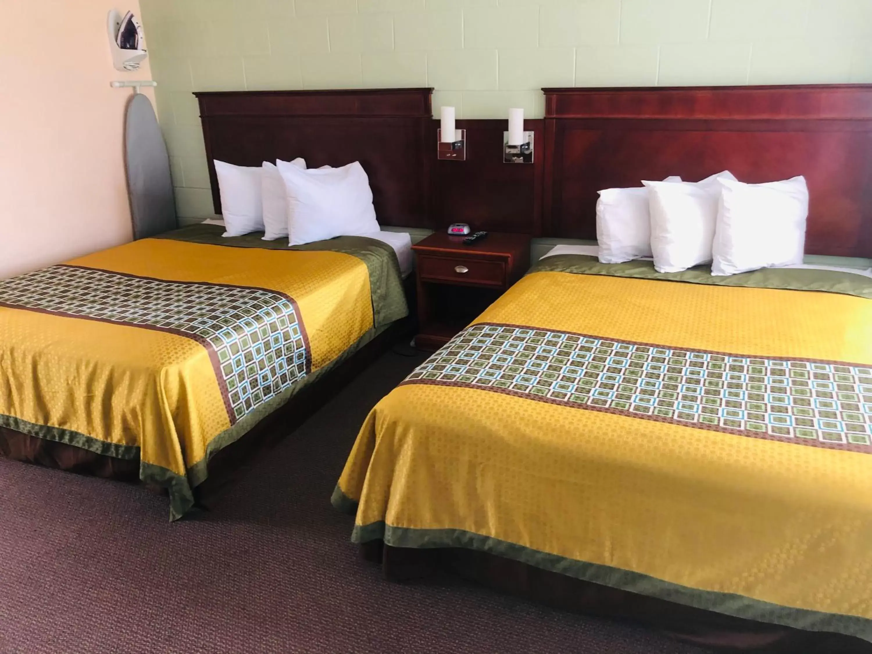 Bed in Perth Plaza Inn & Suites