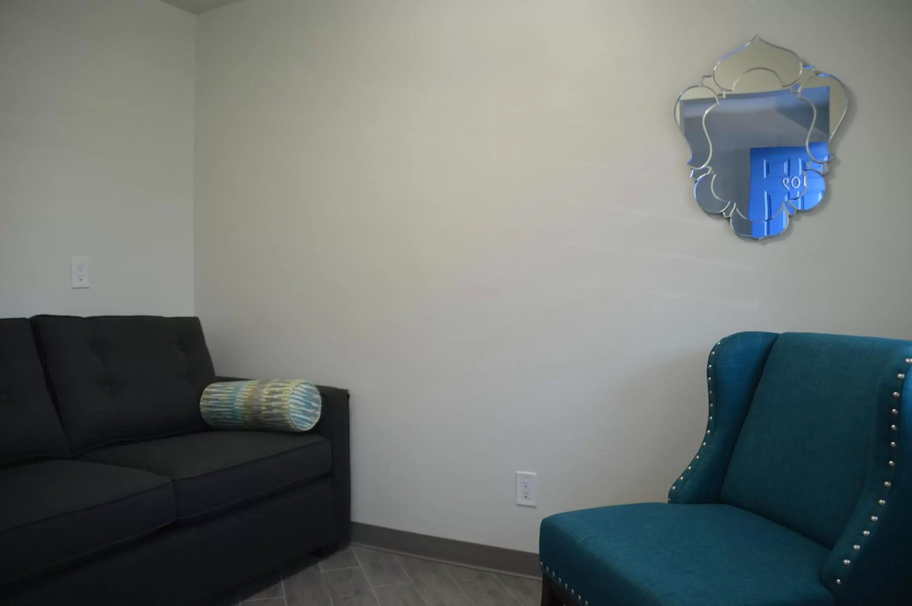 Bedroom, Seating Area in University Inn ASU/Tempe