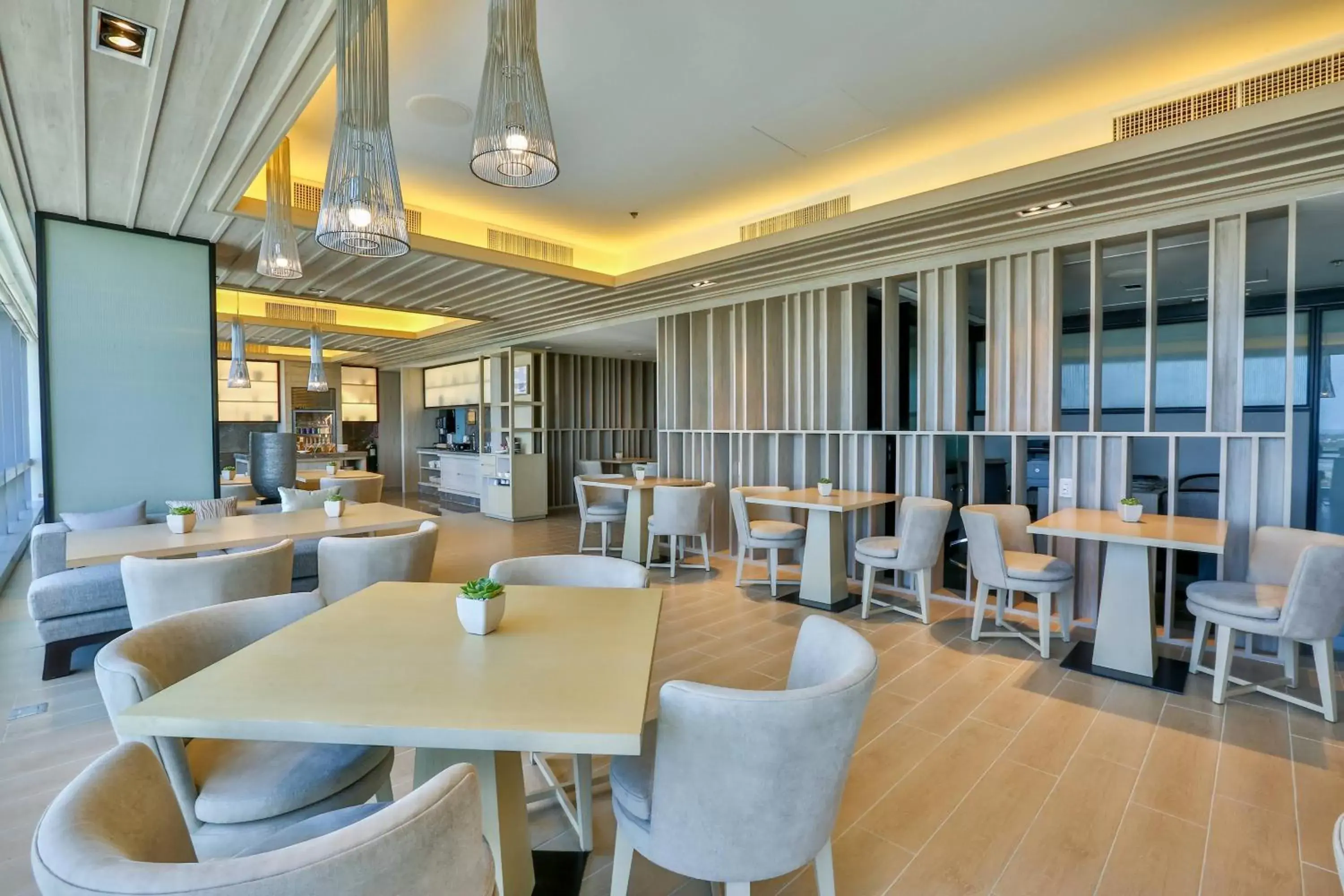 Lounge or bar, Restaurant/Places to Eat in Courtyard by Marriott Iloilo