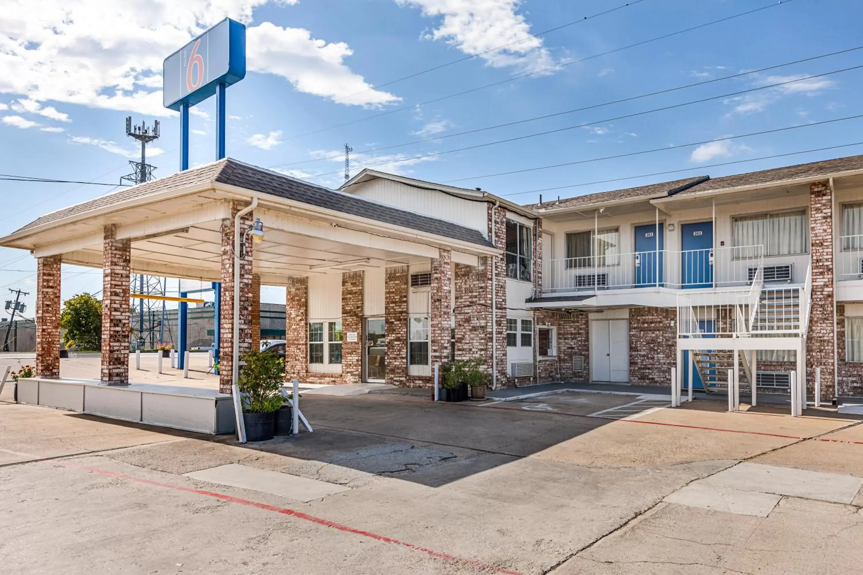 Facade/entrance, Property Building in Motel 6-Fort Worth, TX - Convention Center