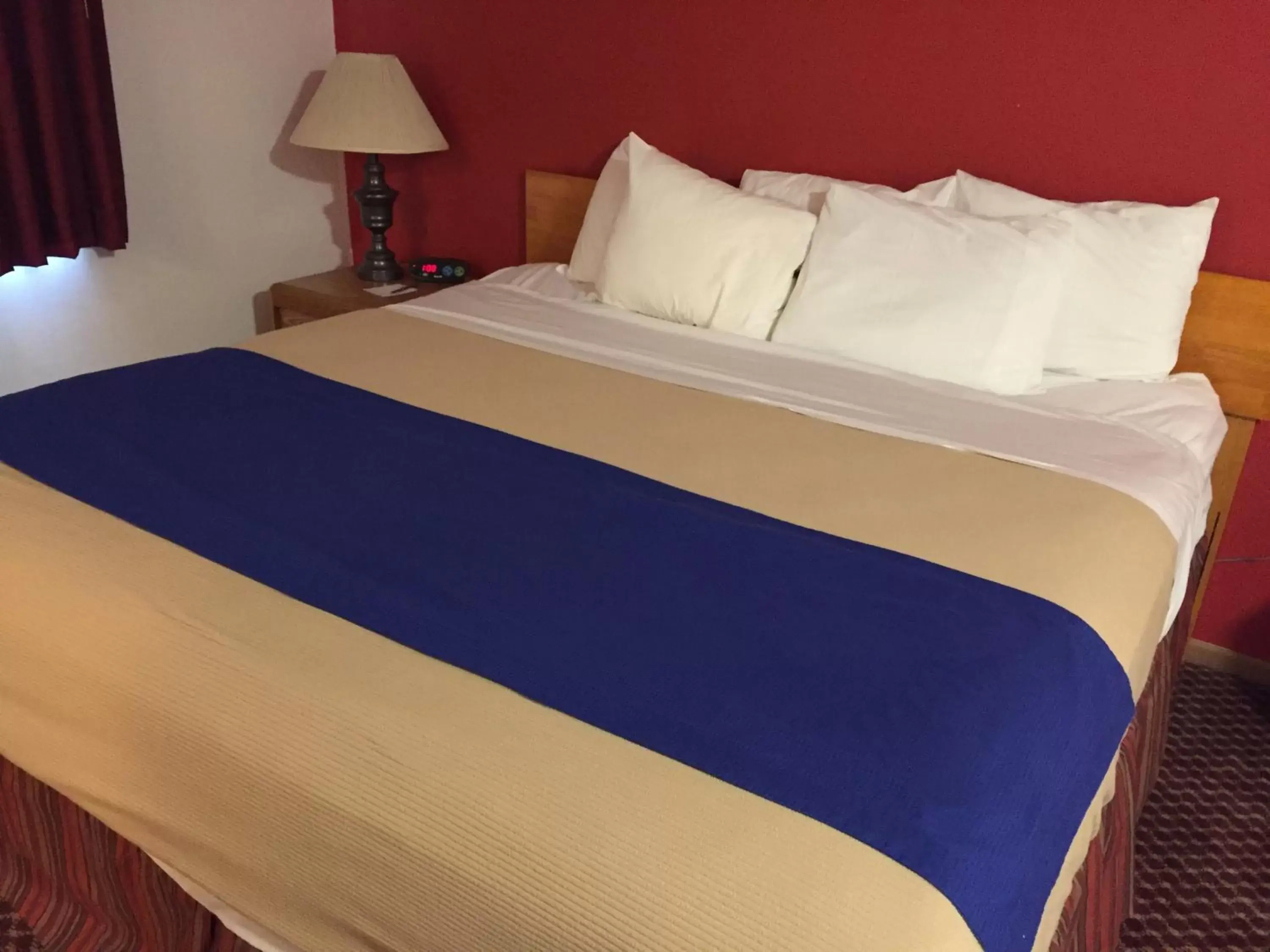 Toilet, Bed in Travelodge by Wyndham Escanaba