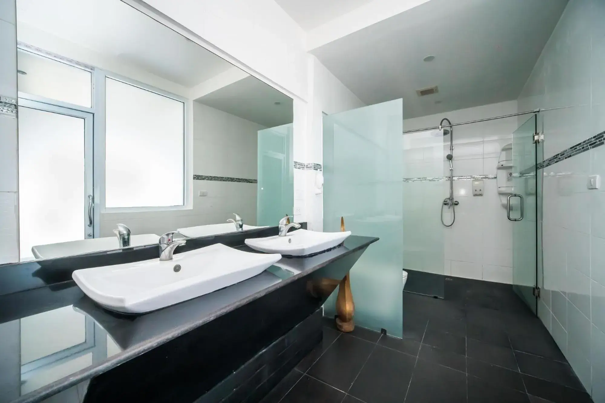 Public Bath, Bathroom in Crystal Bay Beach Resort