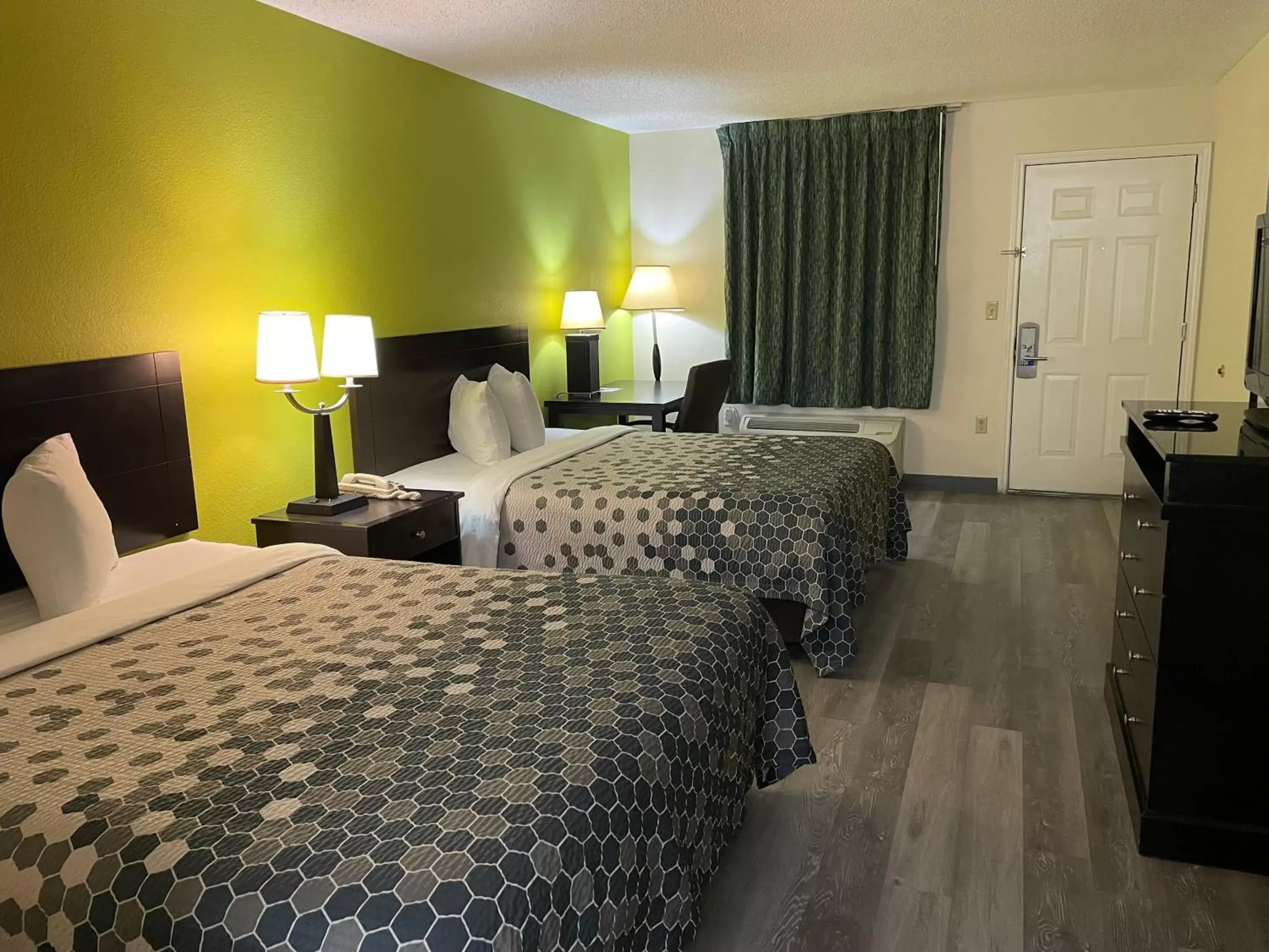 hair dresser, Bed in Econo Lodge Inn & Suites