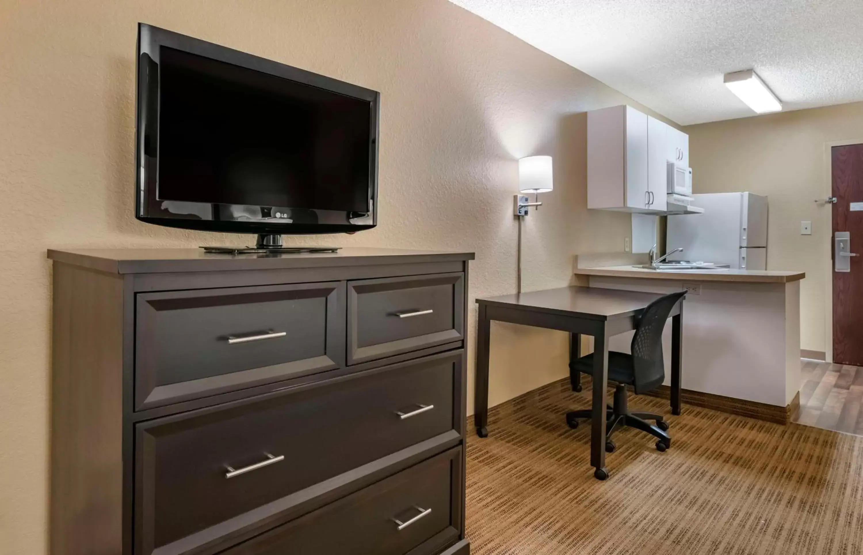 Bedroom, TV/Entertainment Center in Extended Stay America Suites - Orlando - Orlando Theme Parks - Major Blvd