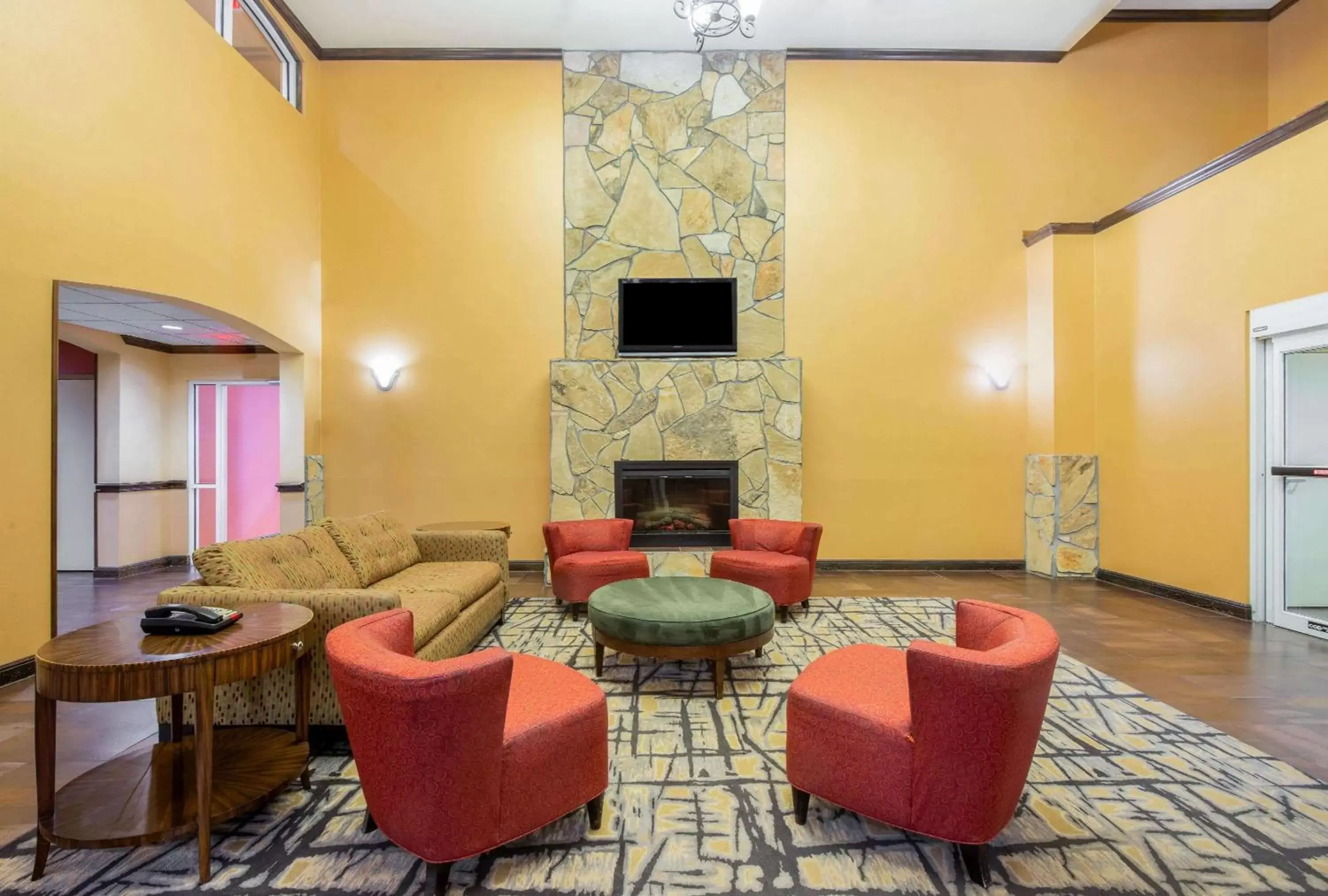 Lobby or reception, Seating Area in La Quinta Inn & Suites by Wyndham Eastland