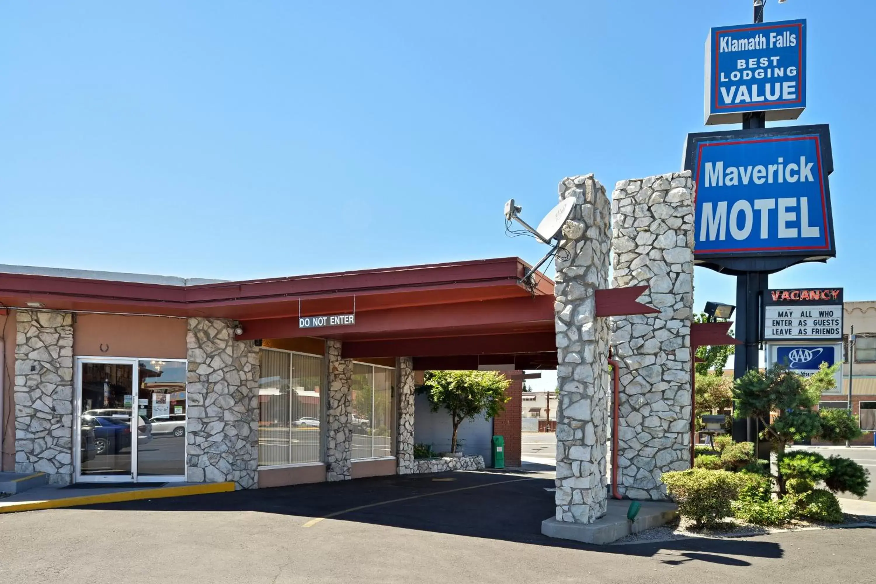 Facade/entrance in Maverick Motel