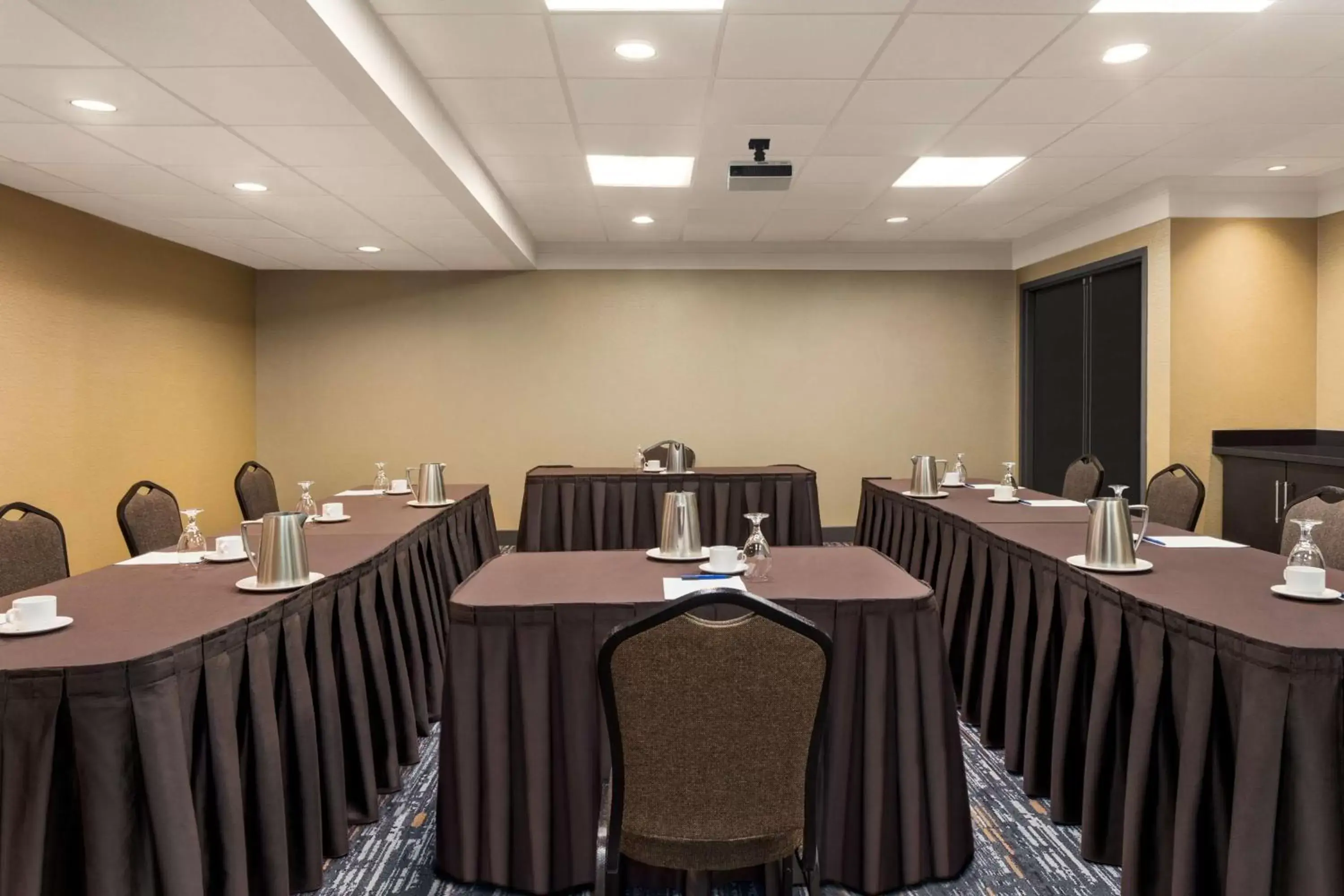 Meeting/conference room in Doubletree By Hilton Pointe Claire Montreal Airport West