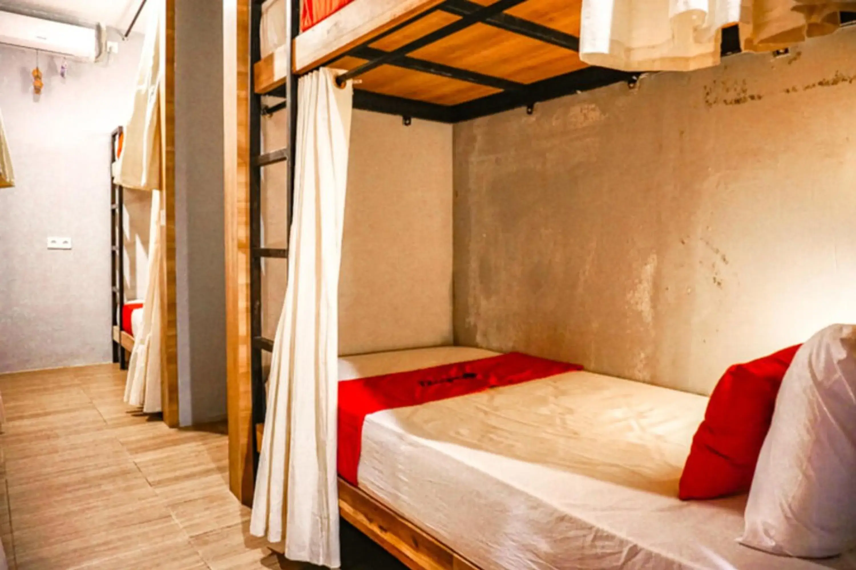 Bed in RedDoorz Hostel near Lippo Mall Kuta